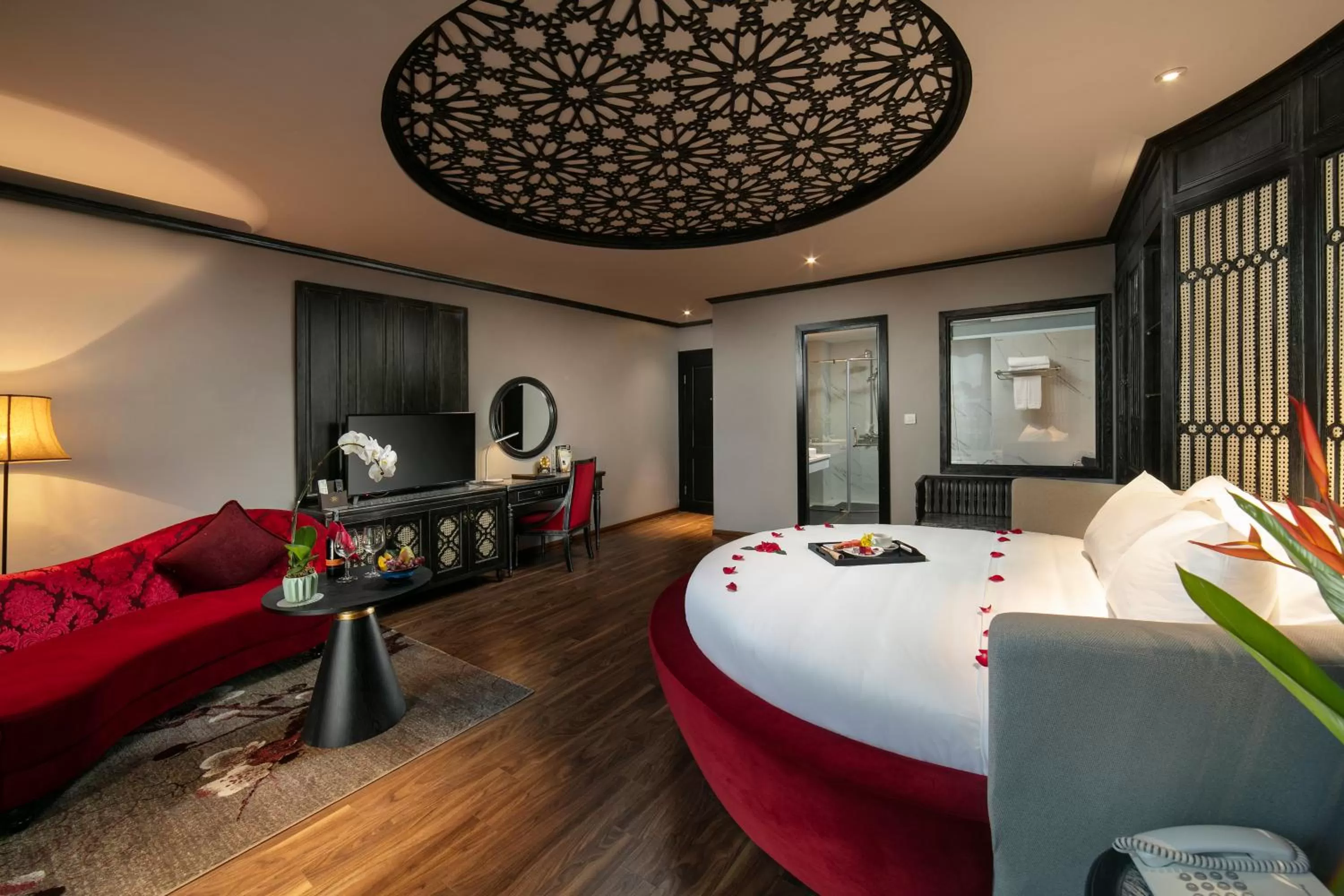 Bedroom, Bed in Shining Central Hotel & Spa