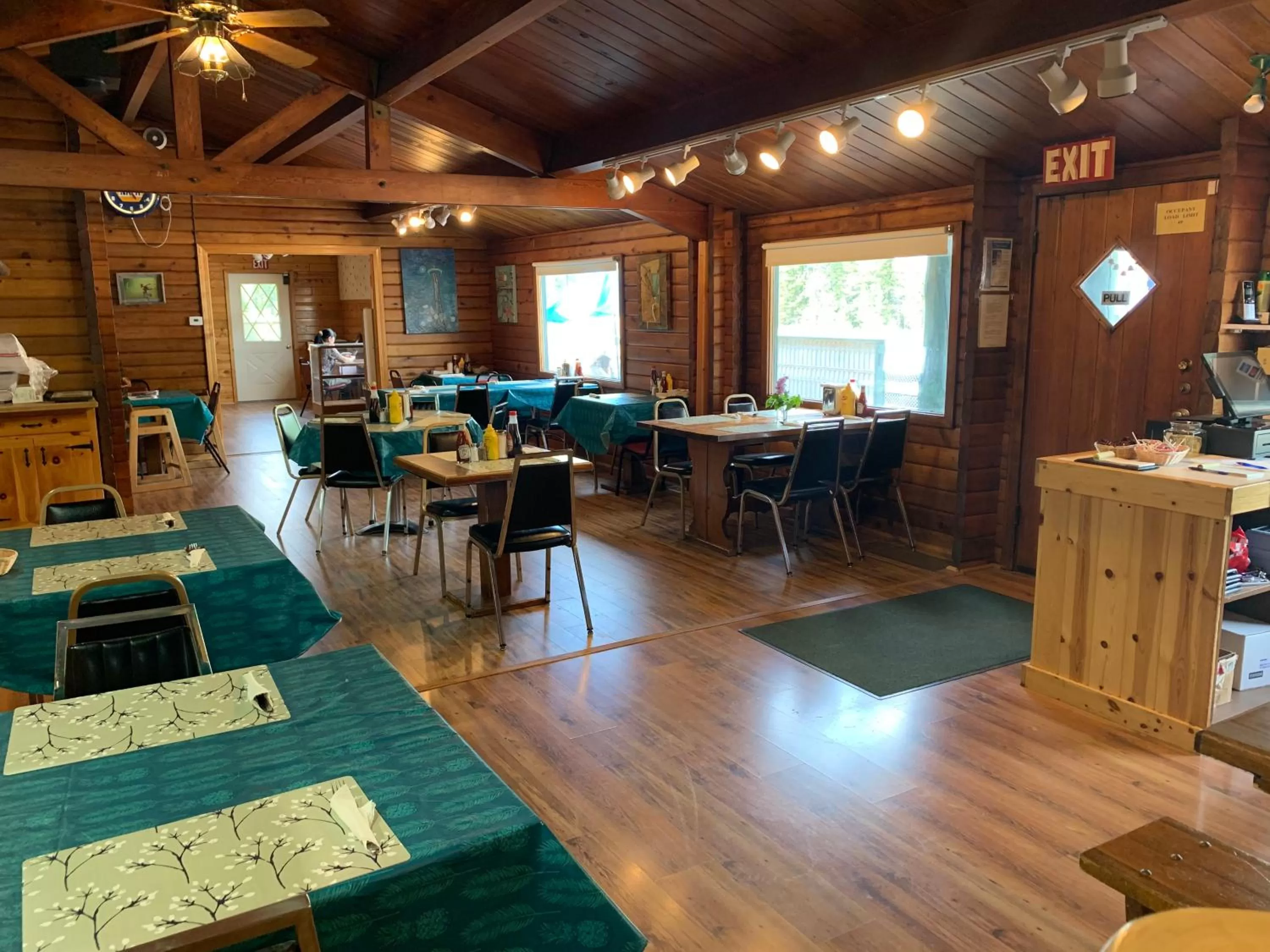 Restaurant/Places to Eat in Glacier Haven Inn