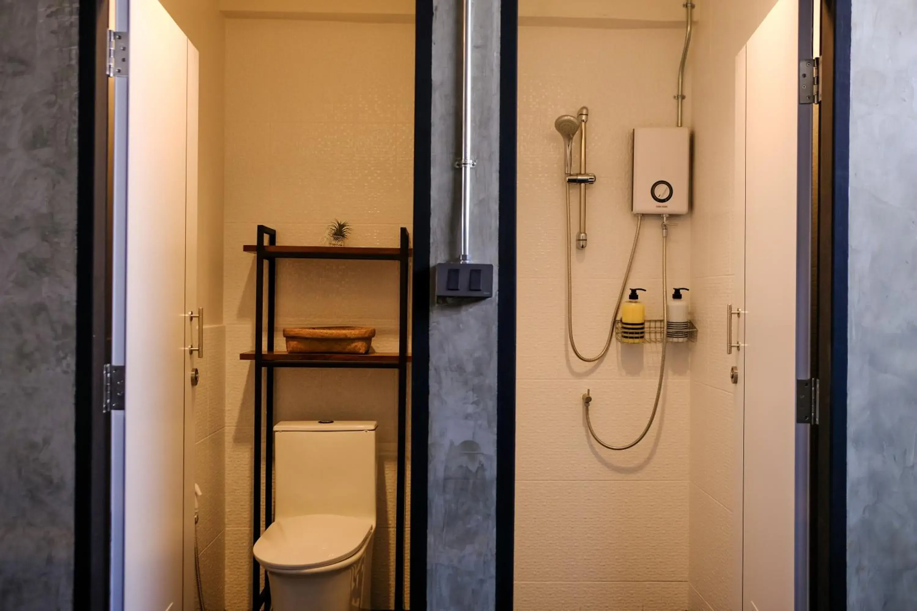 Shower, Bathroom in Baan Lung Poshtel
