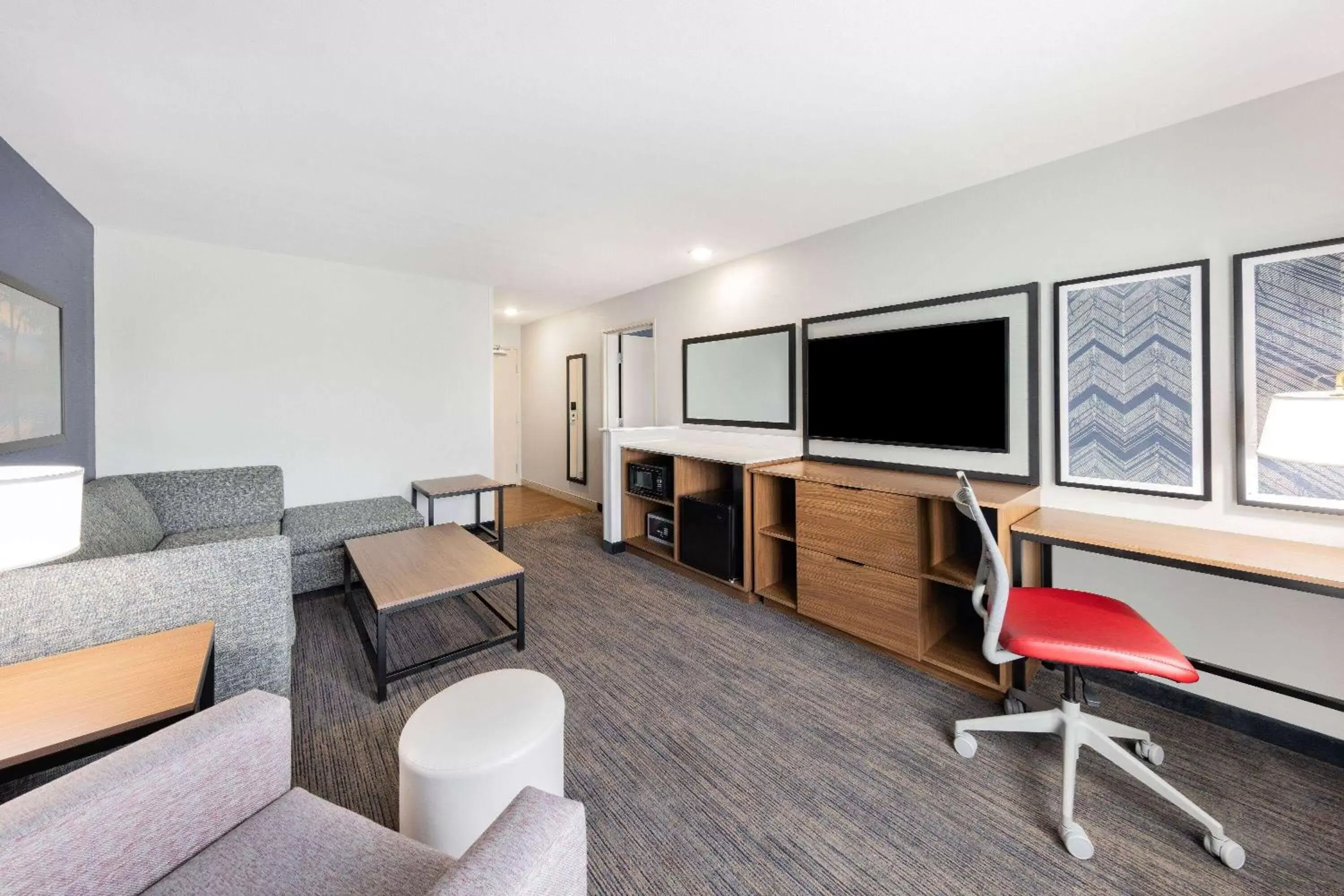 Bed, Seating Area in AmericInn by Wyndham International Falls