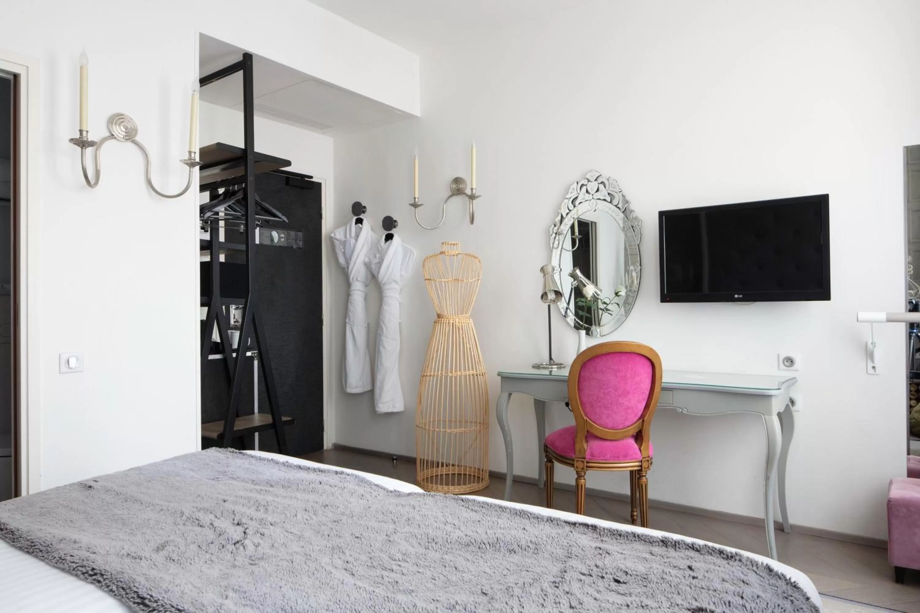 Bedroom, Bed in Le 123 Sébastopol - Astotel