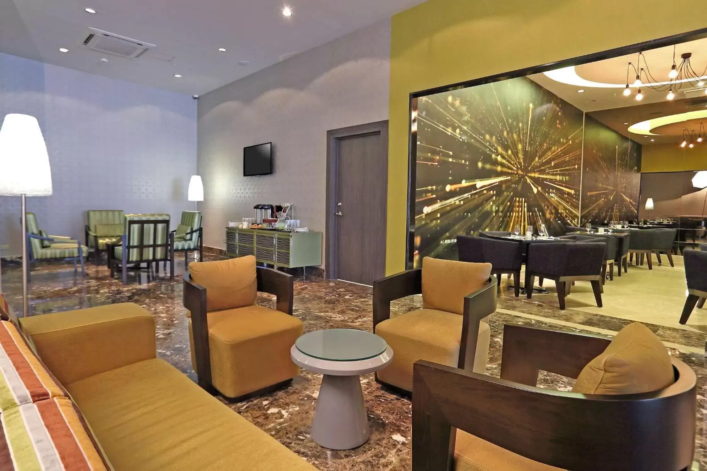 Lobby or reception, Lounge/Bar in Hampton by Hilton Panama