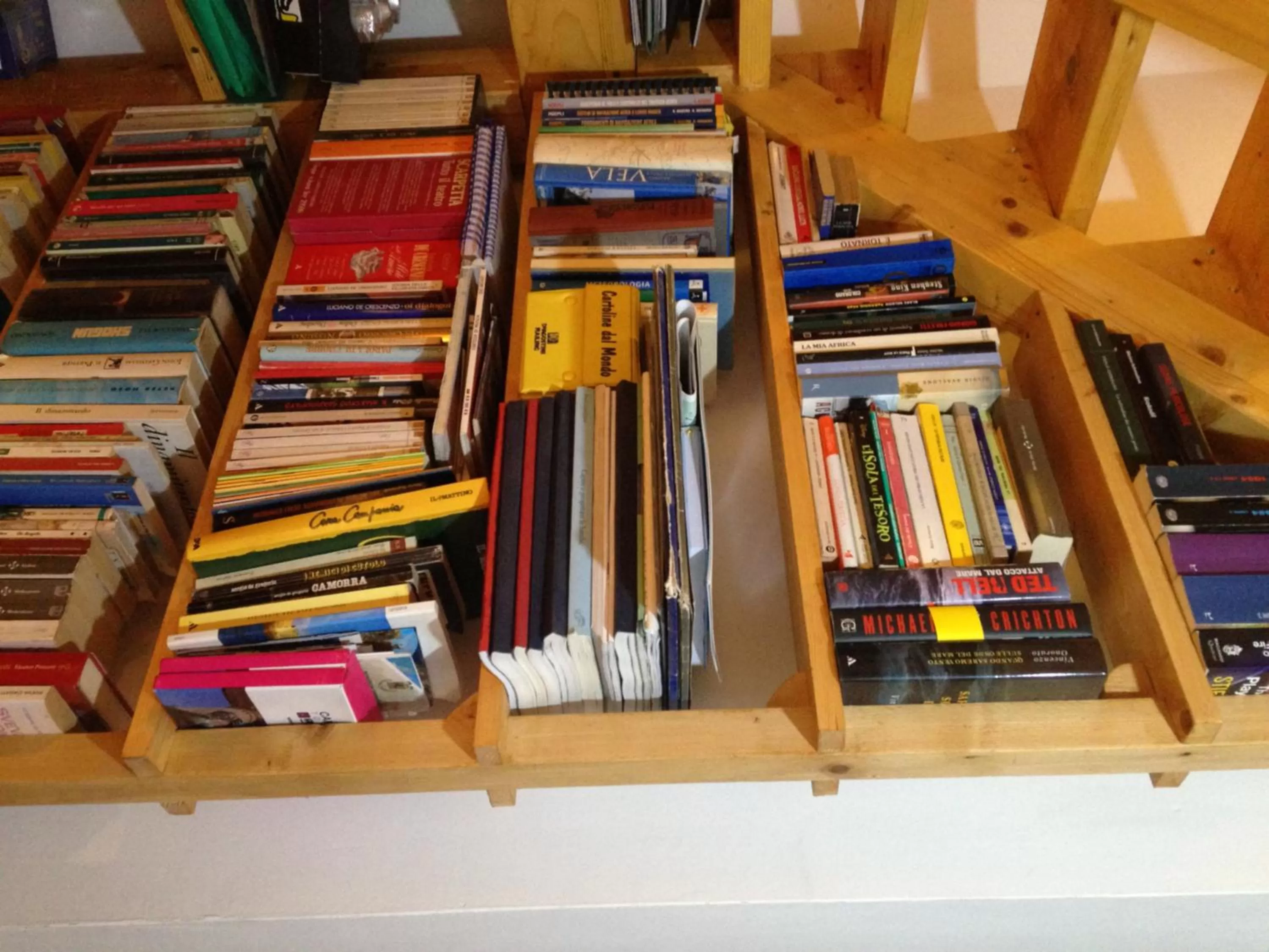 Library in B&B PompeiLog