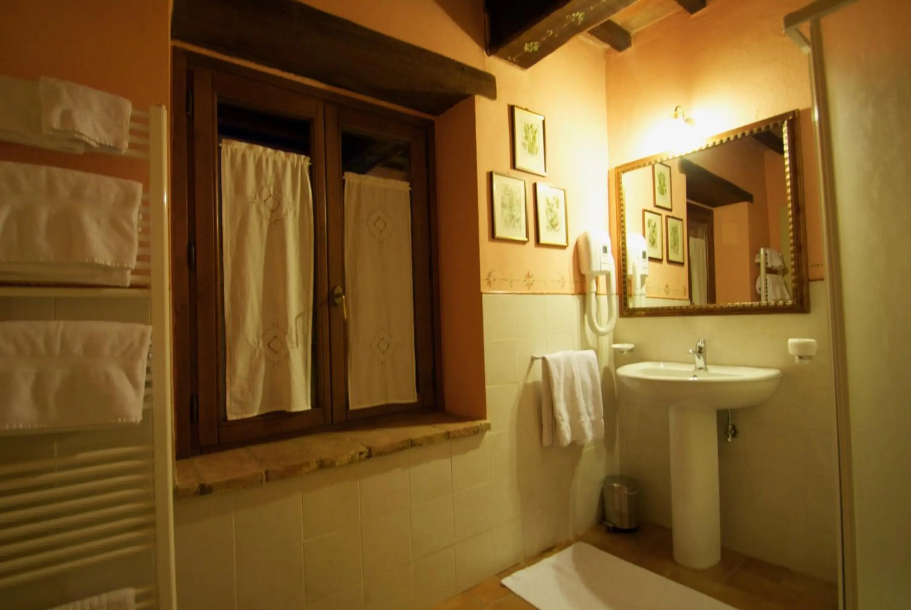 Shower, Bathroom in Torre Sangiovanni Albergo e Ristorante