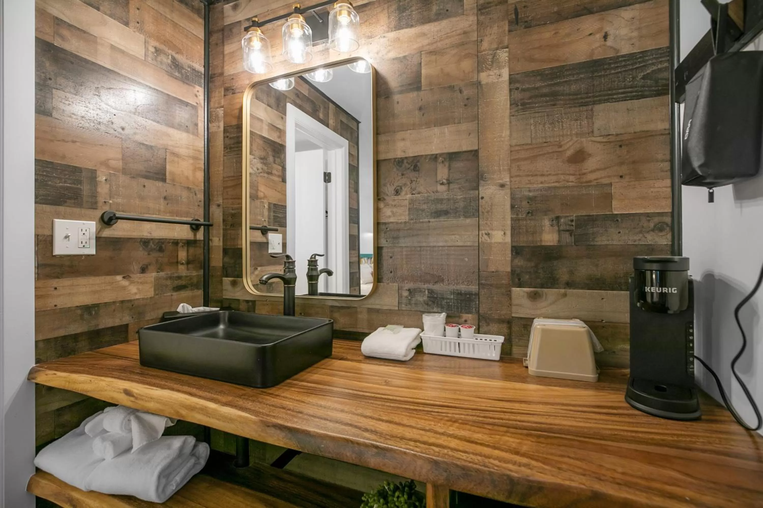 Bathroom in Candlewick Inn and Suites