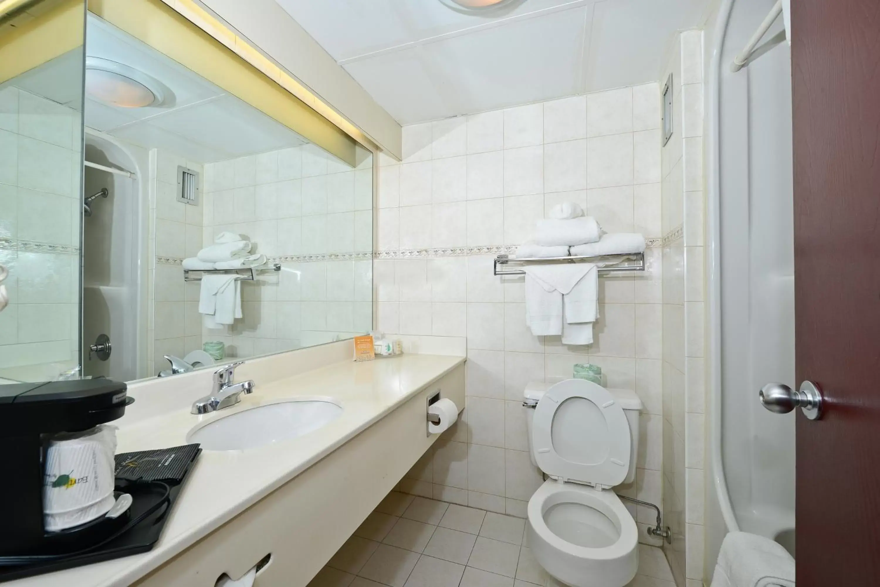 Bathroom in Howard Johnson by Wyndham Newark Airport