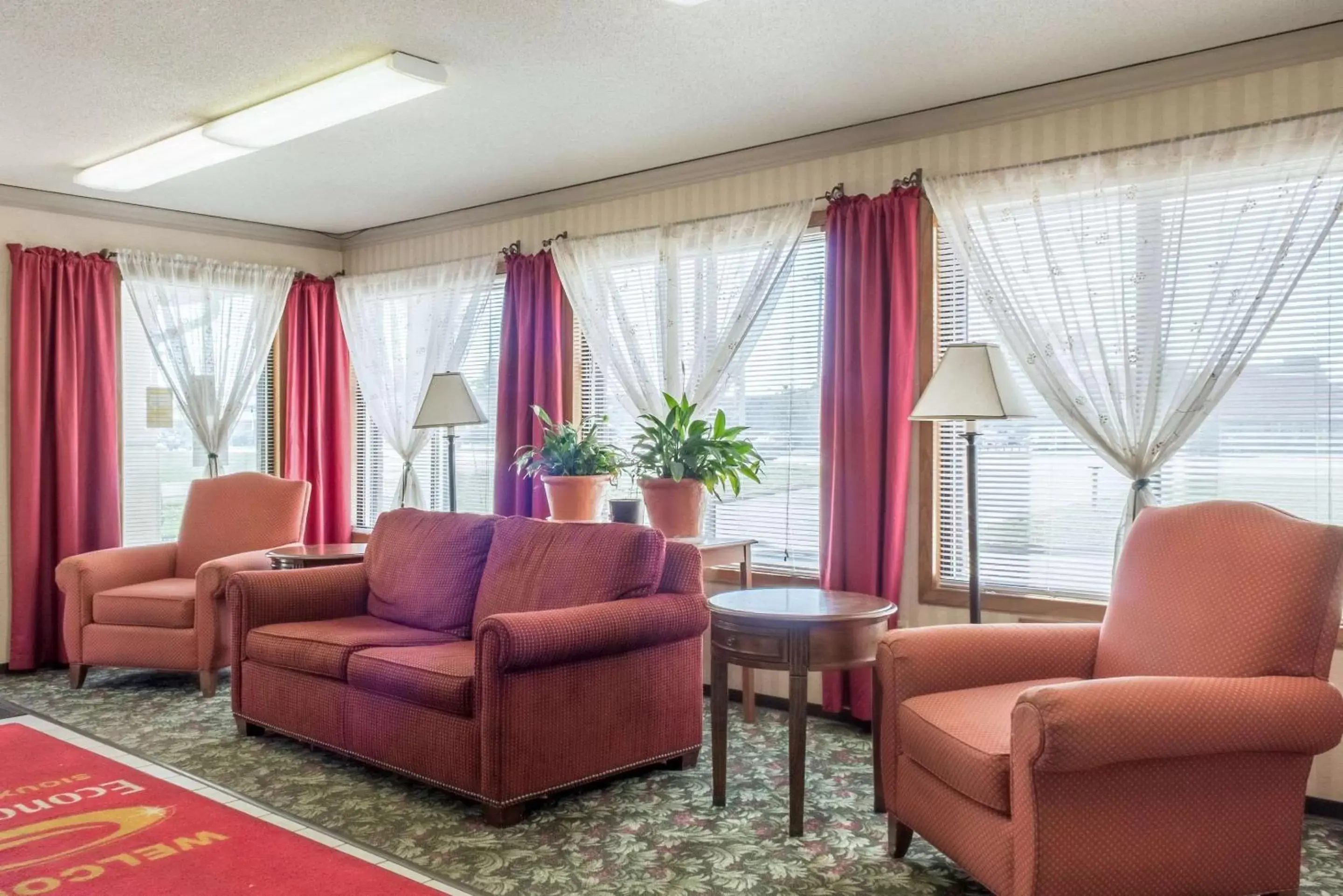 Lobby or reception, Seating Area in Econo Lodge North Sioux Falls