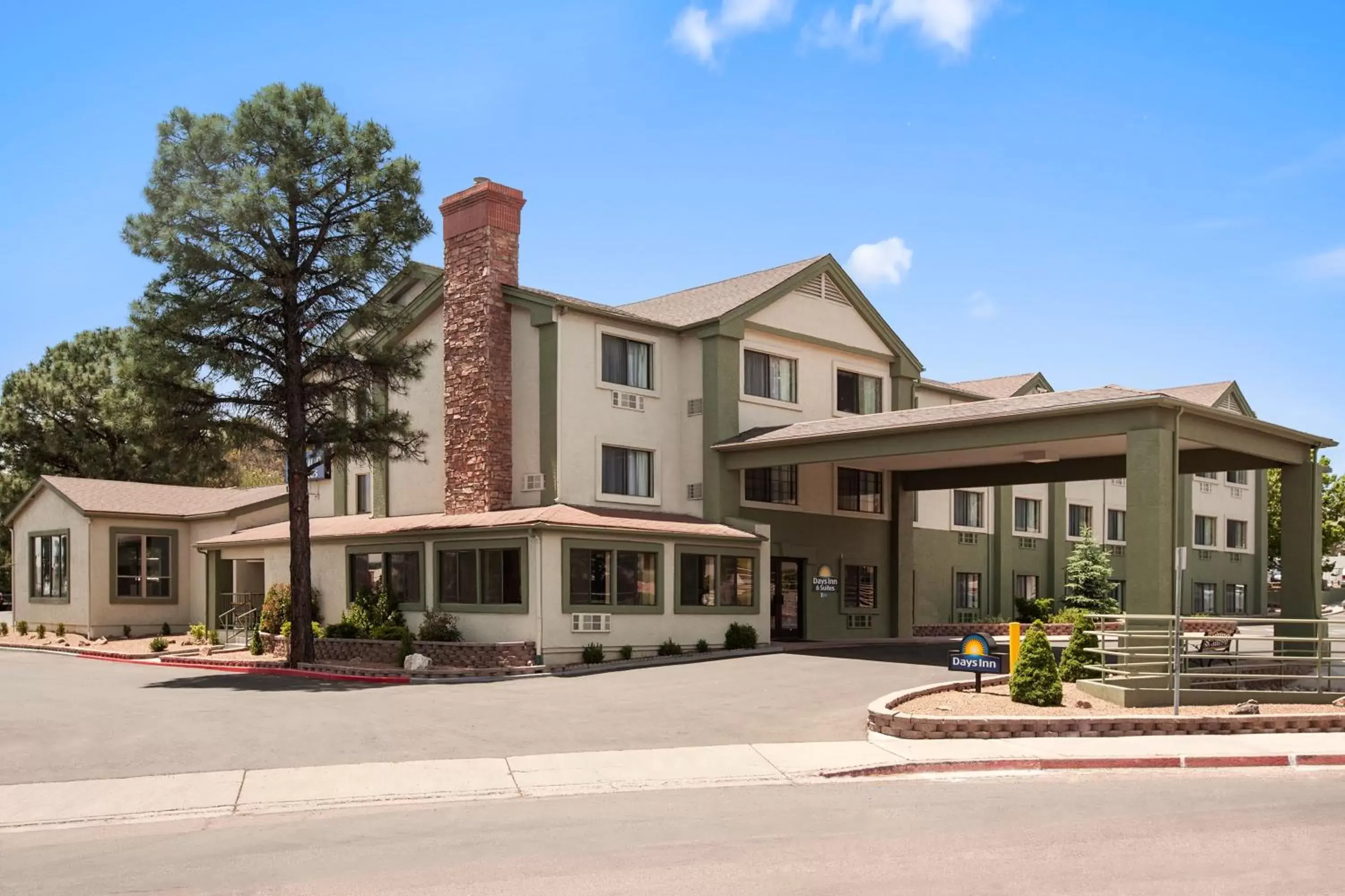 Facade/entrance, Property Building in Days Inn & Suites by Wyndham East Flagstaff