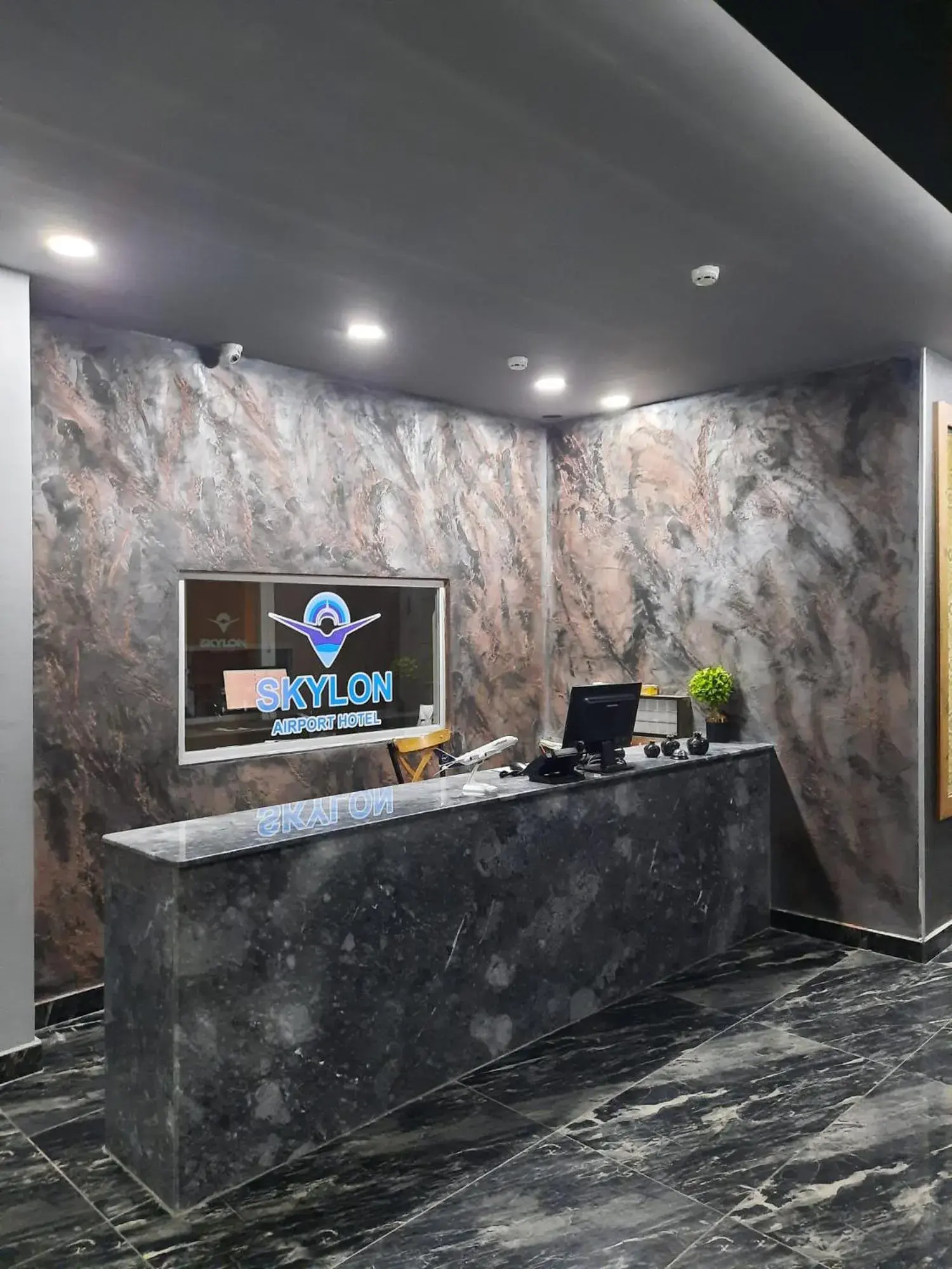 Lobby/Reception in Skylon Airport Hotel