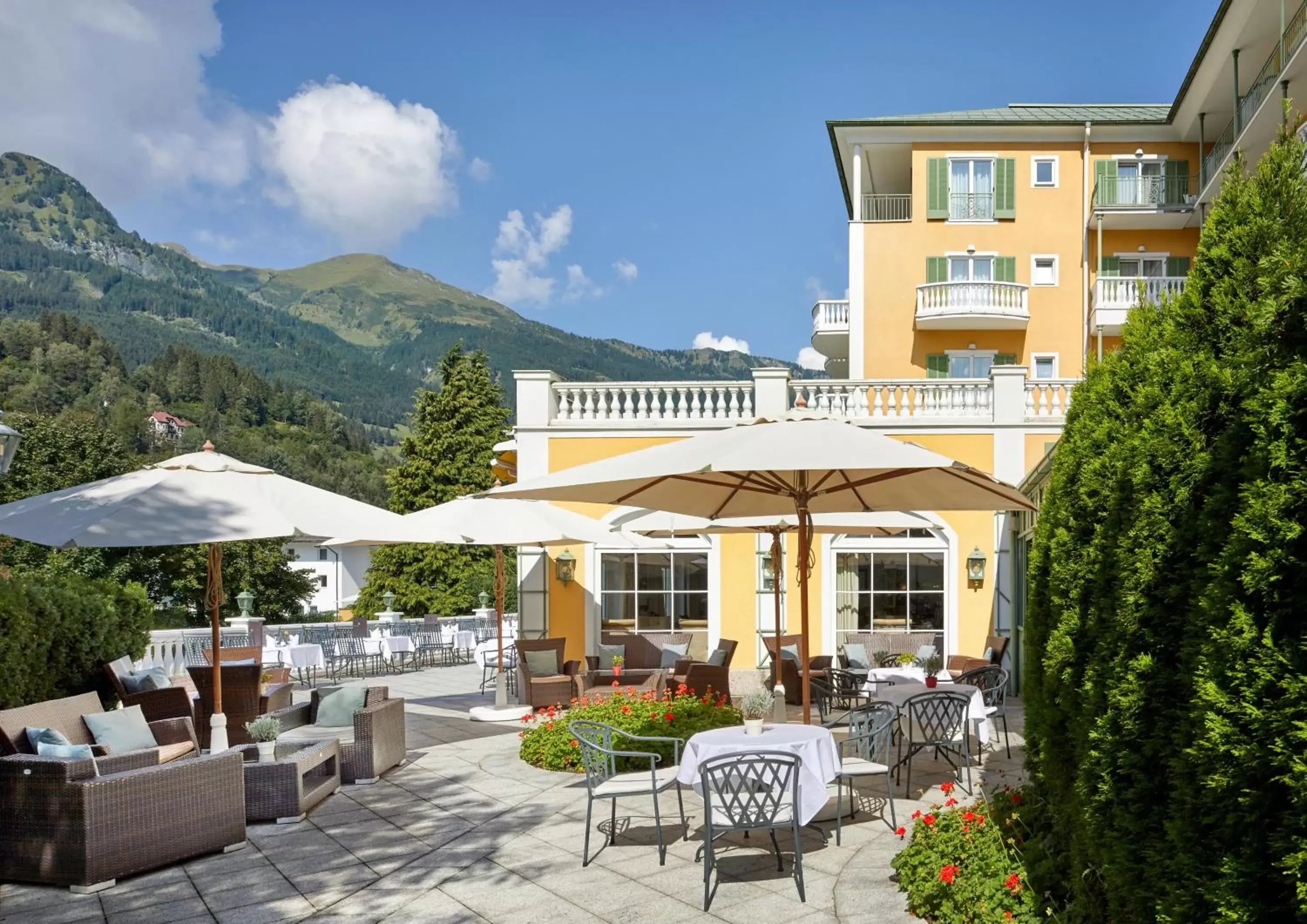 Facade/entrance, Restaurant/Places to Eat in Das Alpenhaus Gasteinertal