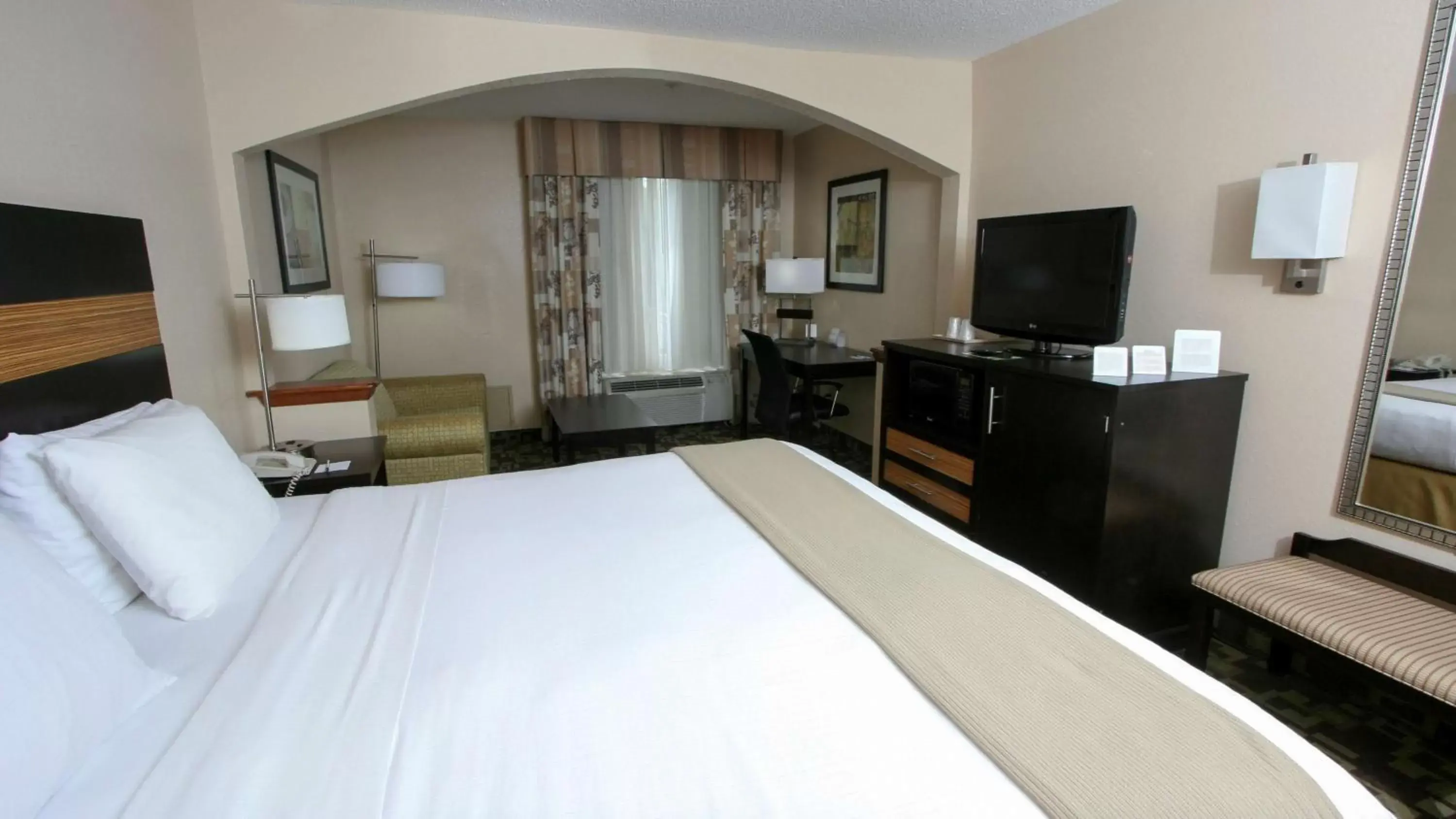 Photo of the whole room, TV/Entertainment Center in Country Inn & Suites by Radisson, Shelby, NC