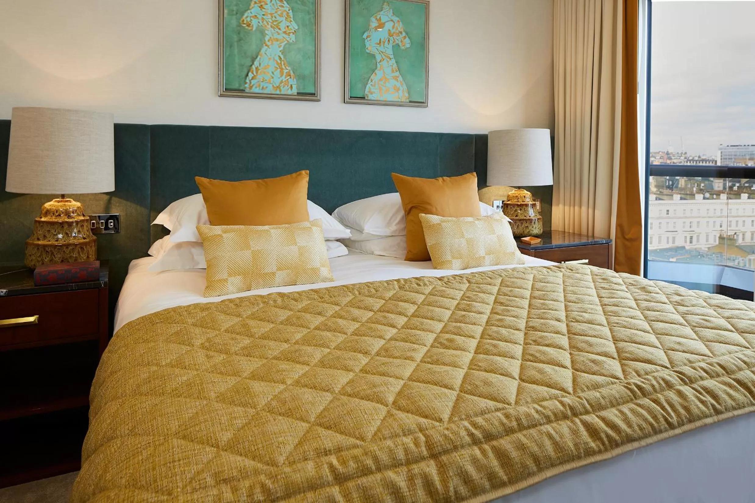 Bed in Cheval Gloucester Park at Kensington