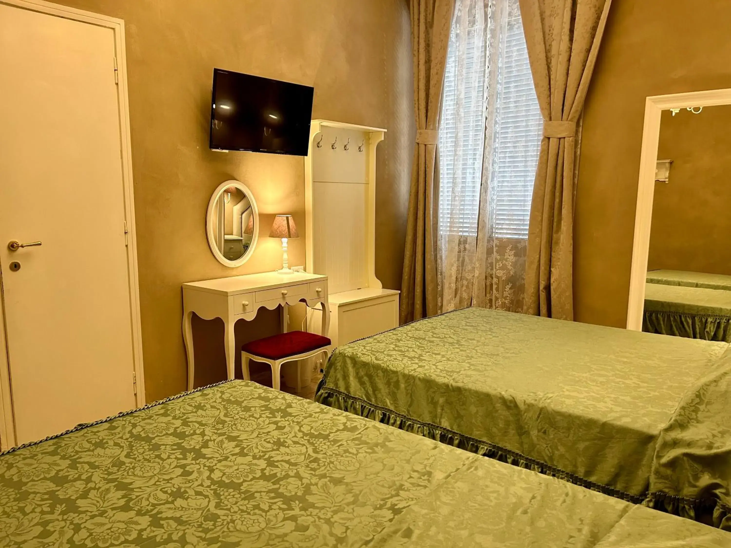 Photo of the whole room, Bed in Boutique Hotel Calais Milano