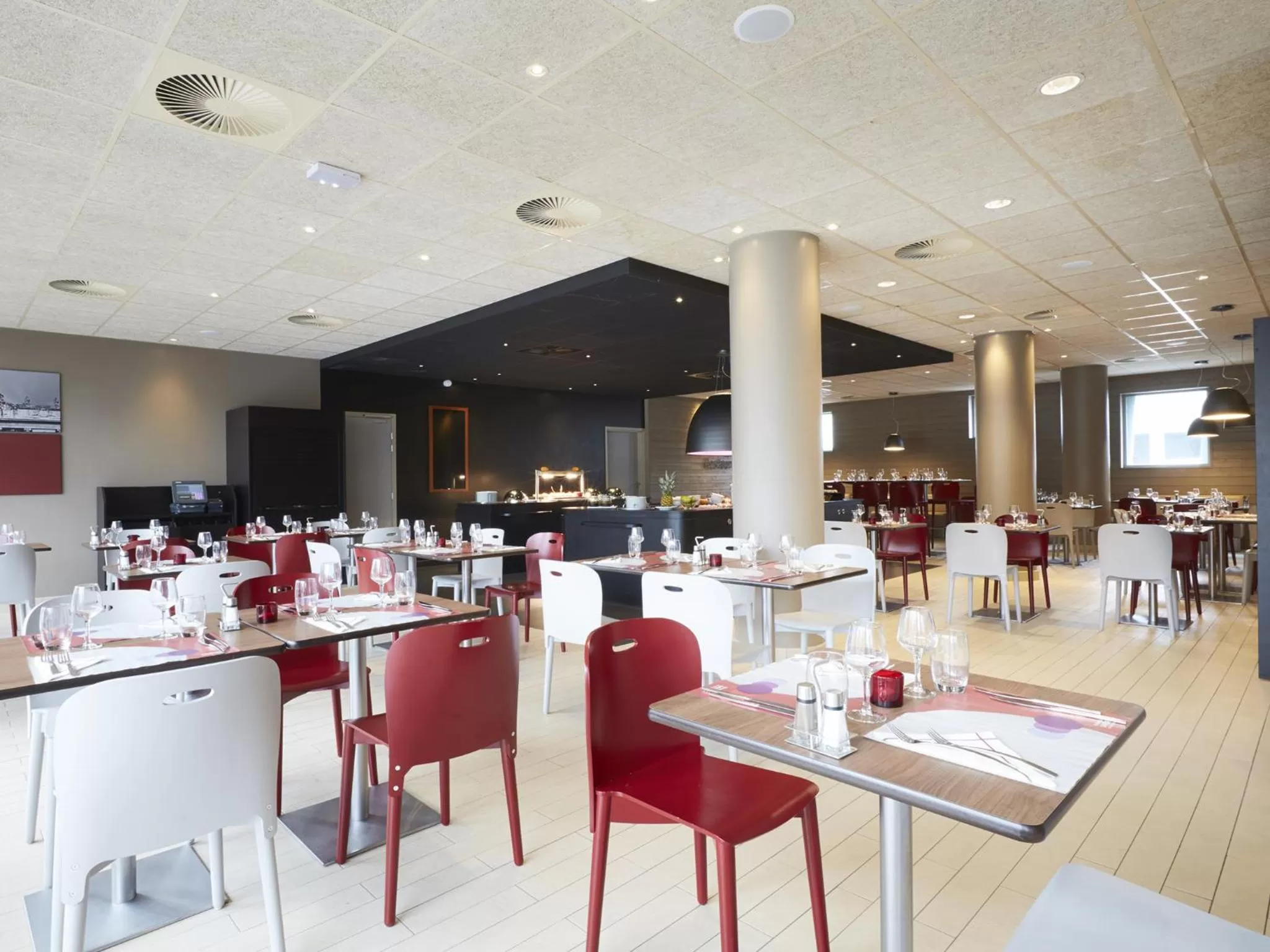 Restaurant/places to eat in Campanile Lille Euralille