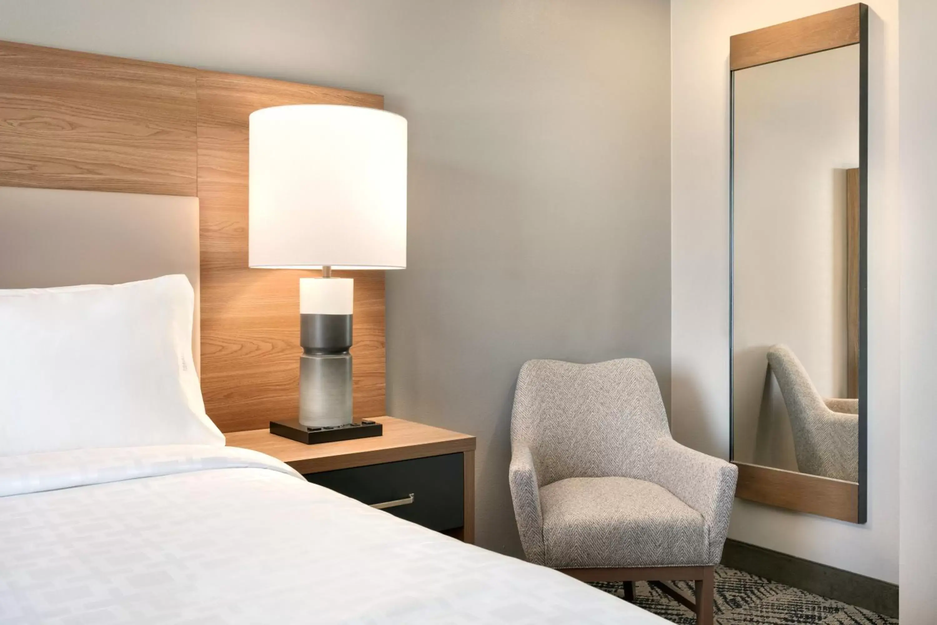 Bedroom, Bed in Candlewood Suites Kansas City Northeast, an IHG Hotel