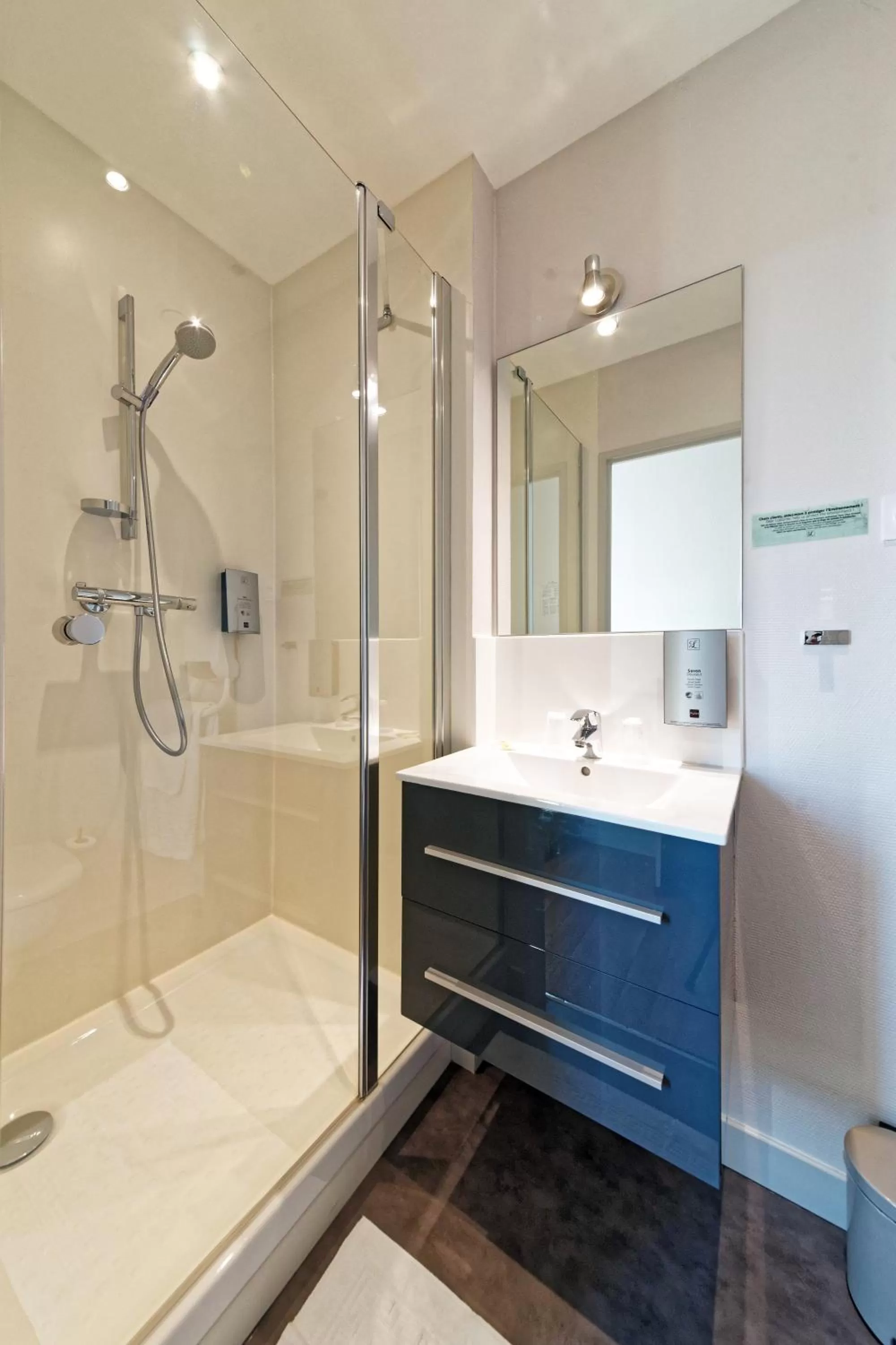 Bathroom in Contact Hôtel du Commerce et son restaurant Côte à Côte