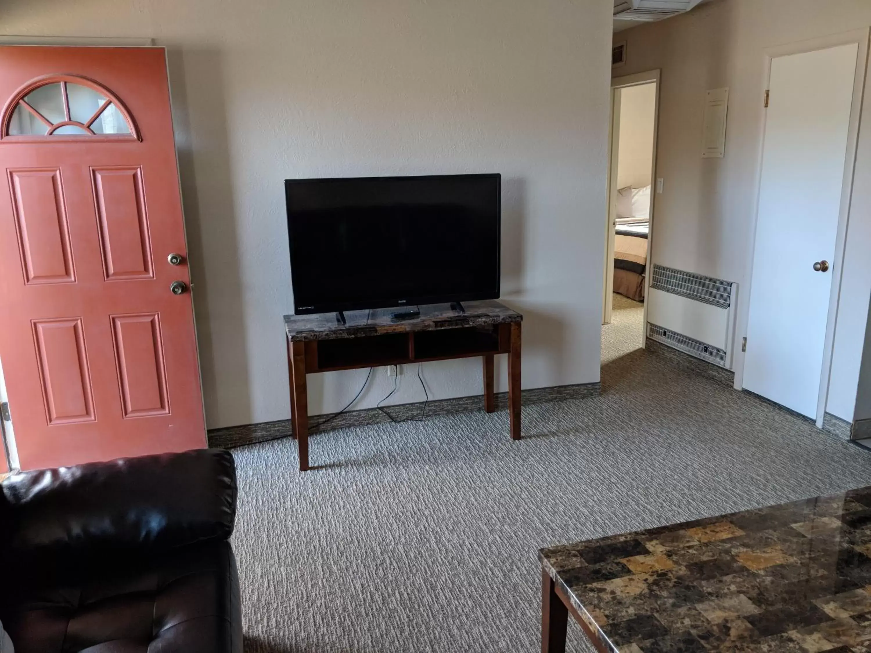 Living room, TV/Entertainment Center in Red Rock Motel