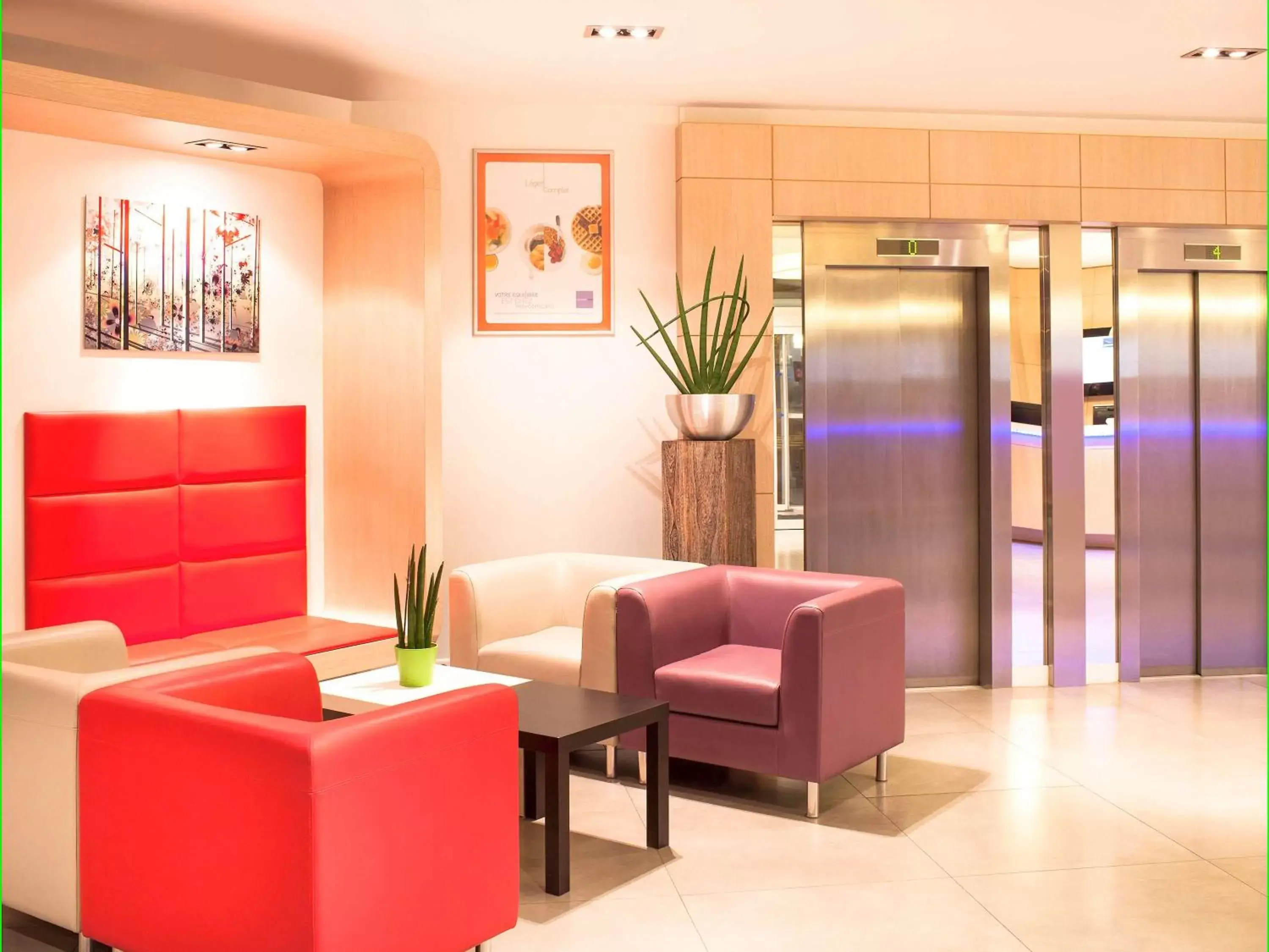 Property building, Lobby/Reception in Novotel Nantes Centre Bord de Loire