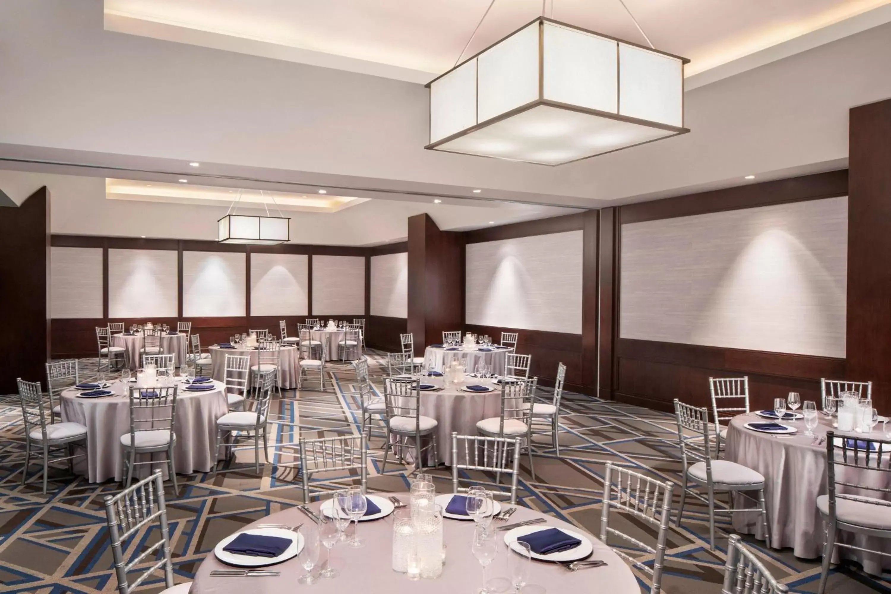Meeting/conference room, Restaurant/Places to Eat in Le Meridien Arlington