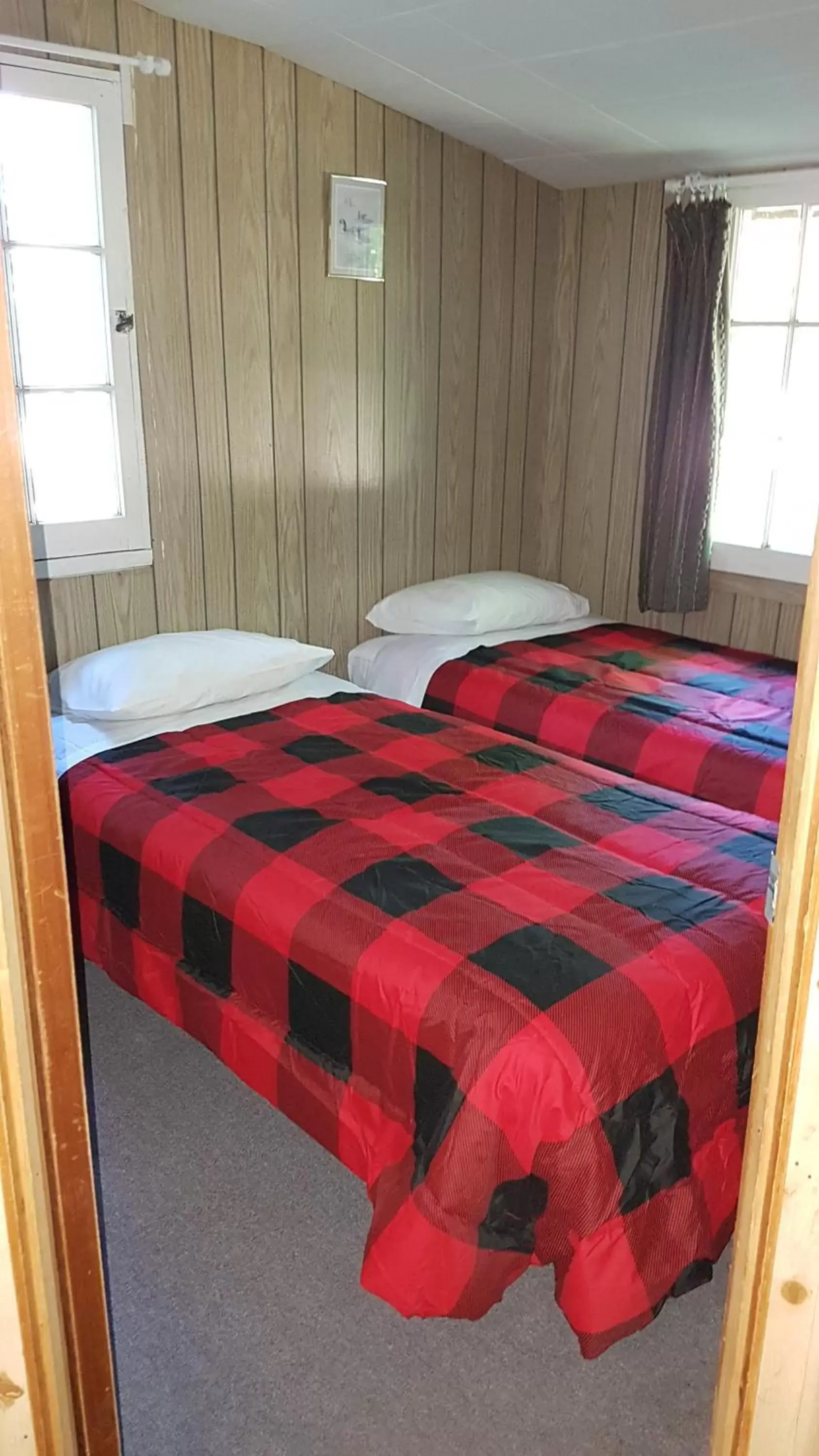 Bed in Parkway Cottage Resort and Trading Post