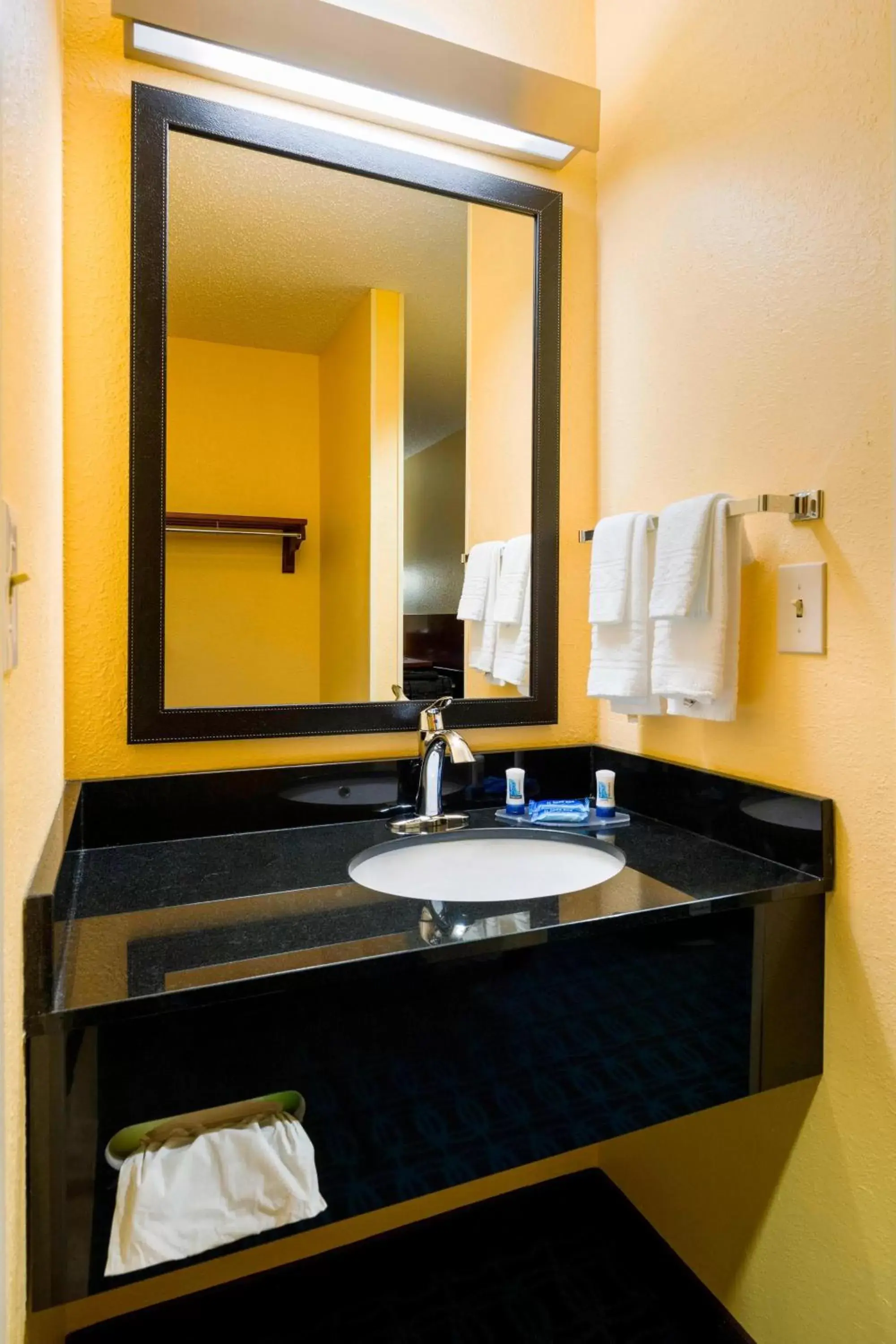 Bathroom in Fairfield Inn & Suites by Marriott Allentown Bethlehem/Lehigh Valley Airport