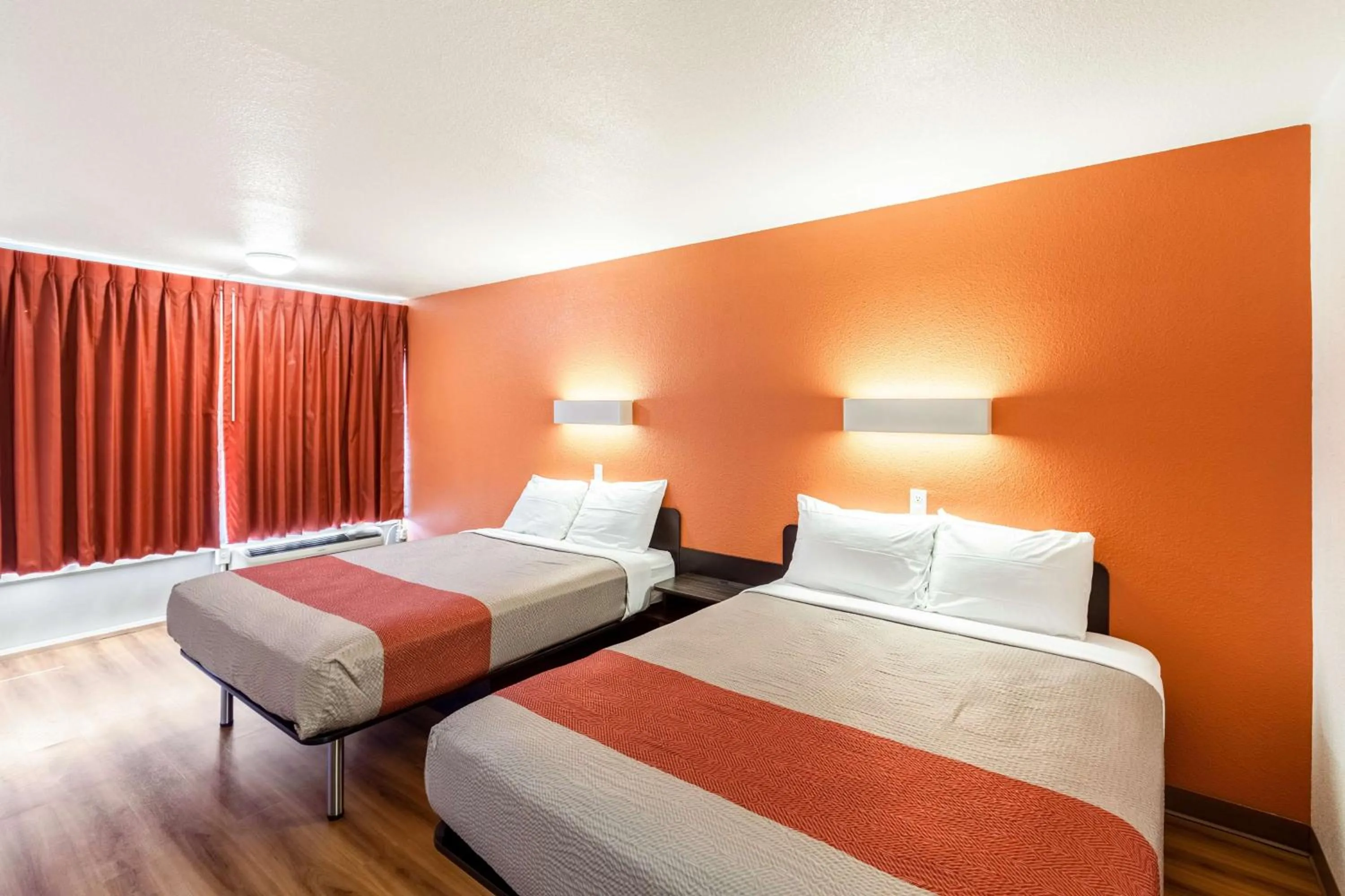 Photo of the whole room, Bed in Motel 6 Fort Worth, Tx - Stockyards