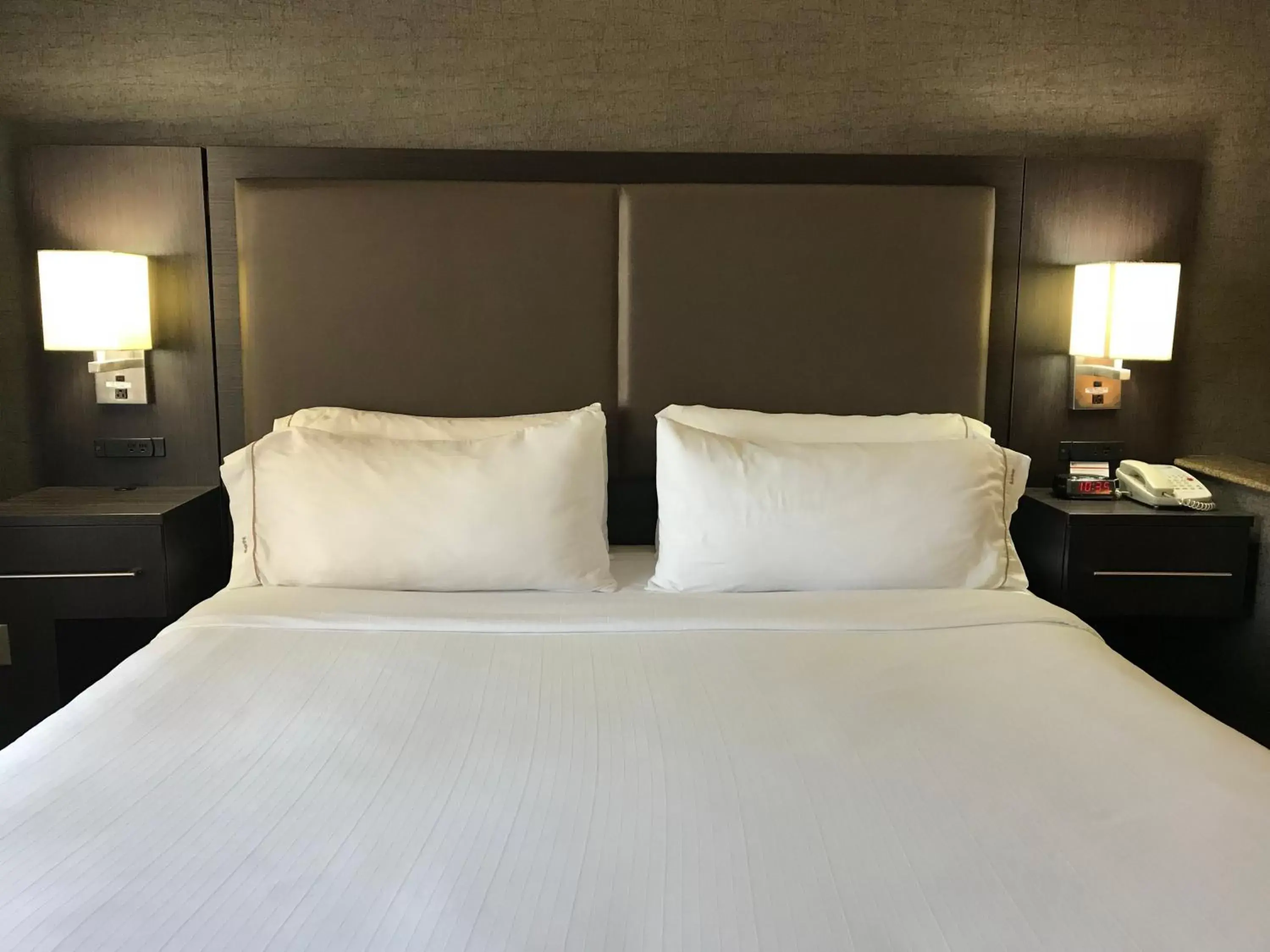 Photo of the whole room, Bed in Holiday Inn Express Hotel & Suites Barstow, an IHG Hotel