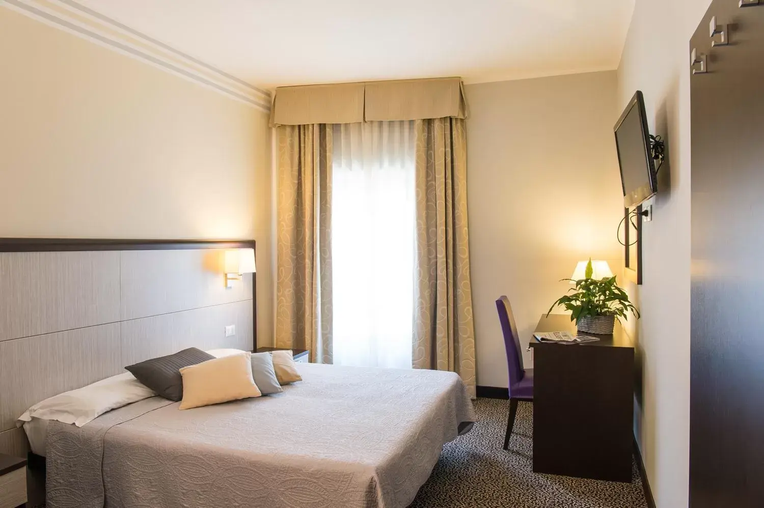 Decorative detail, Bed in Hotel Alpi Resort