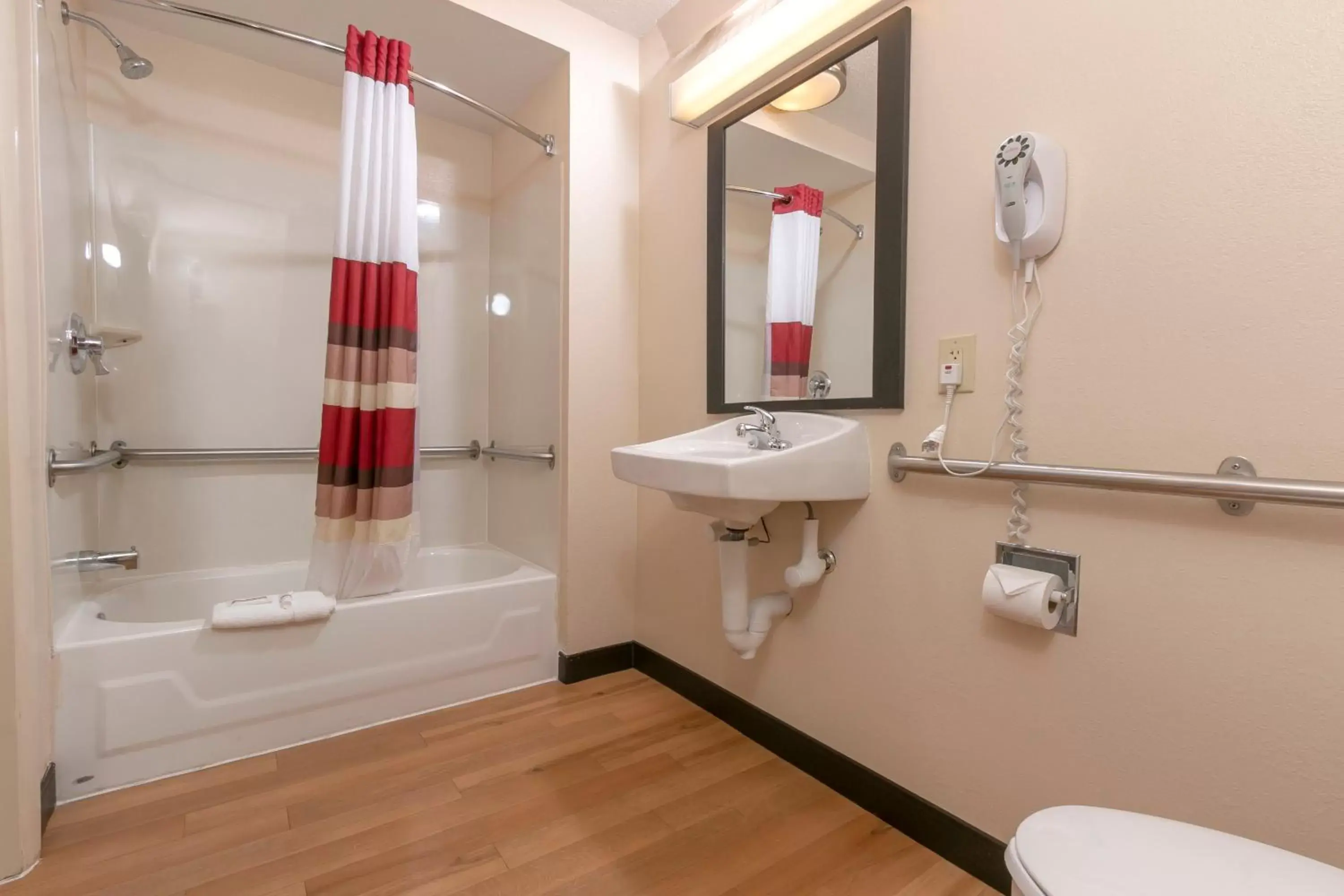 Bathroom in Red Roof Inn PLUS+ Washington DC - Alexandria