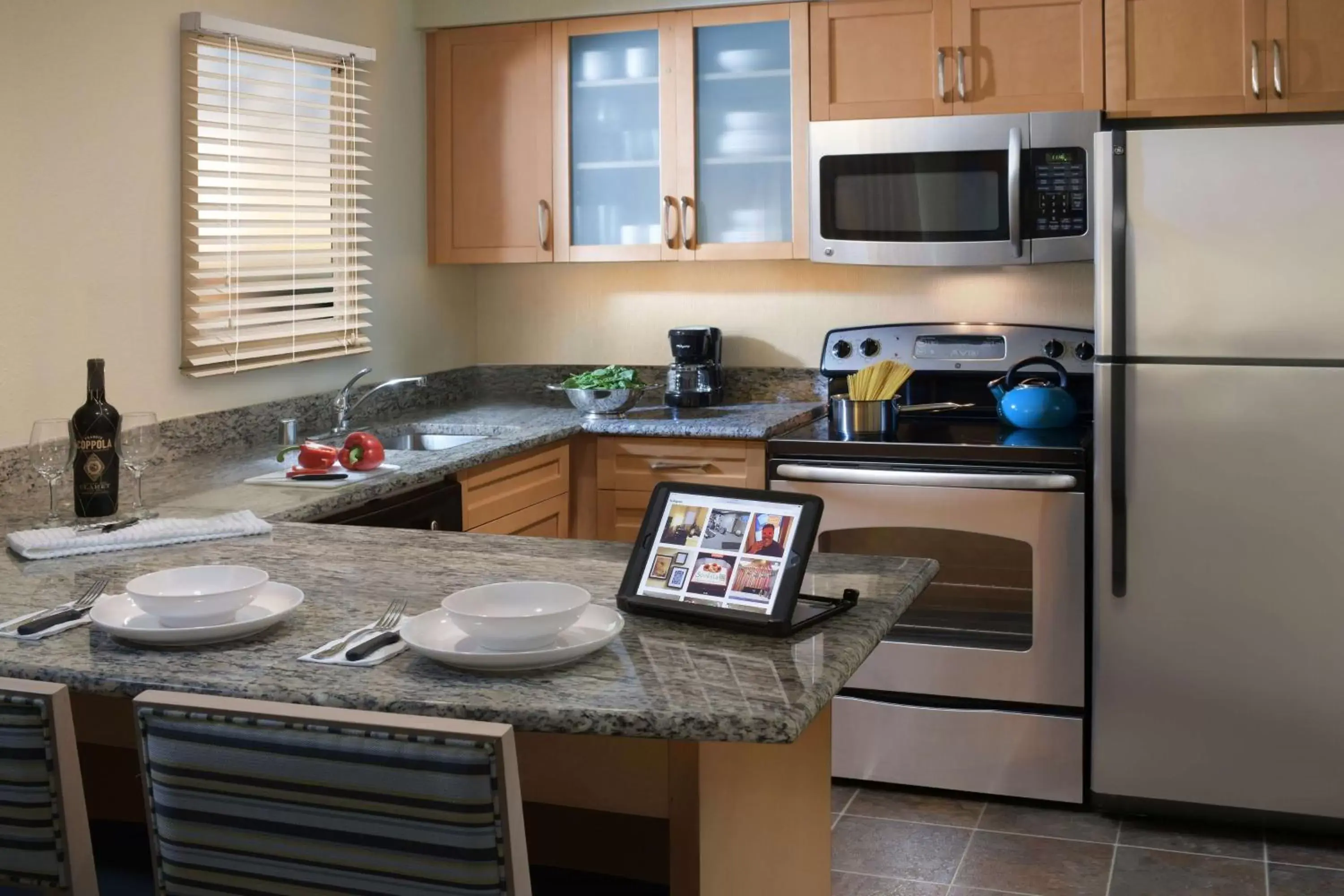 Kitchen or kitchenette, Kitchen/Kitchenette in Sonesta ES Suites Houston - NASA Clear Lake