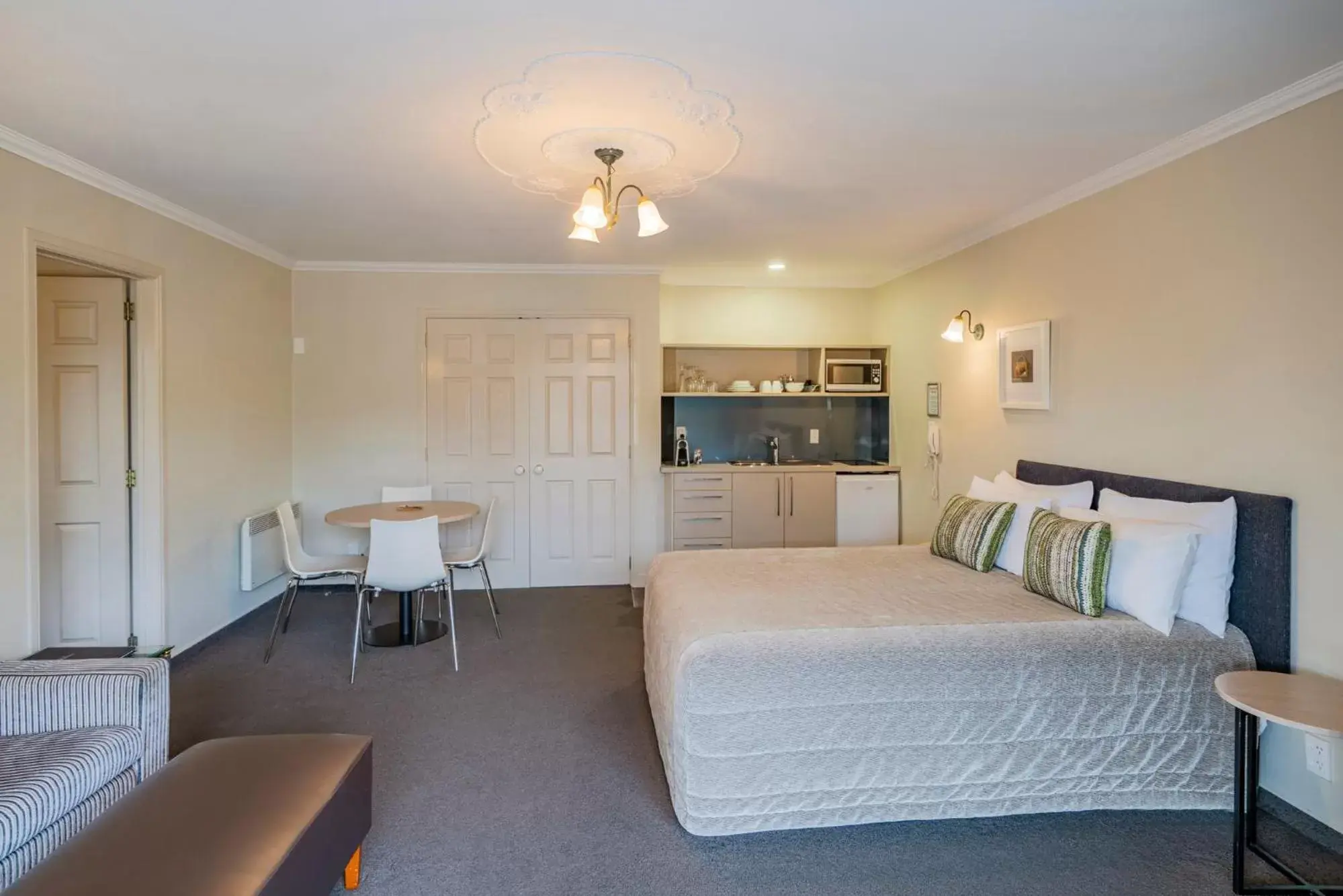 Kitchen or kitchenette in Silver Fern Rotorua Suites & Spa