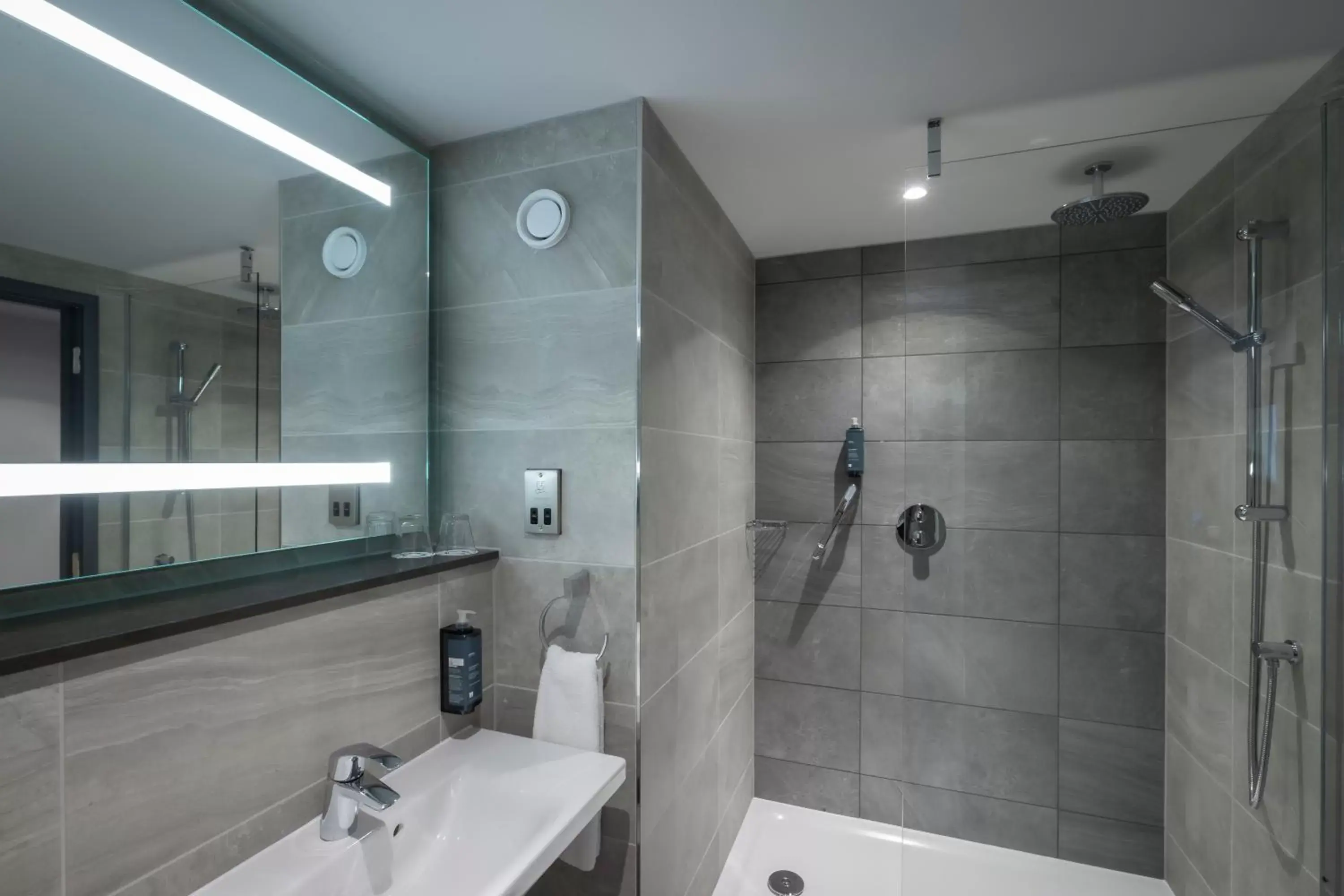 Bathroom in Maldron Hotel Manchester City Centre