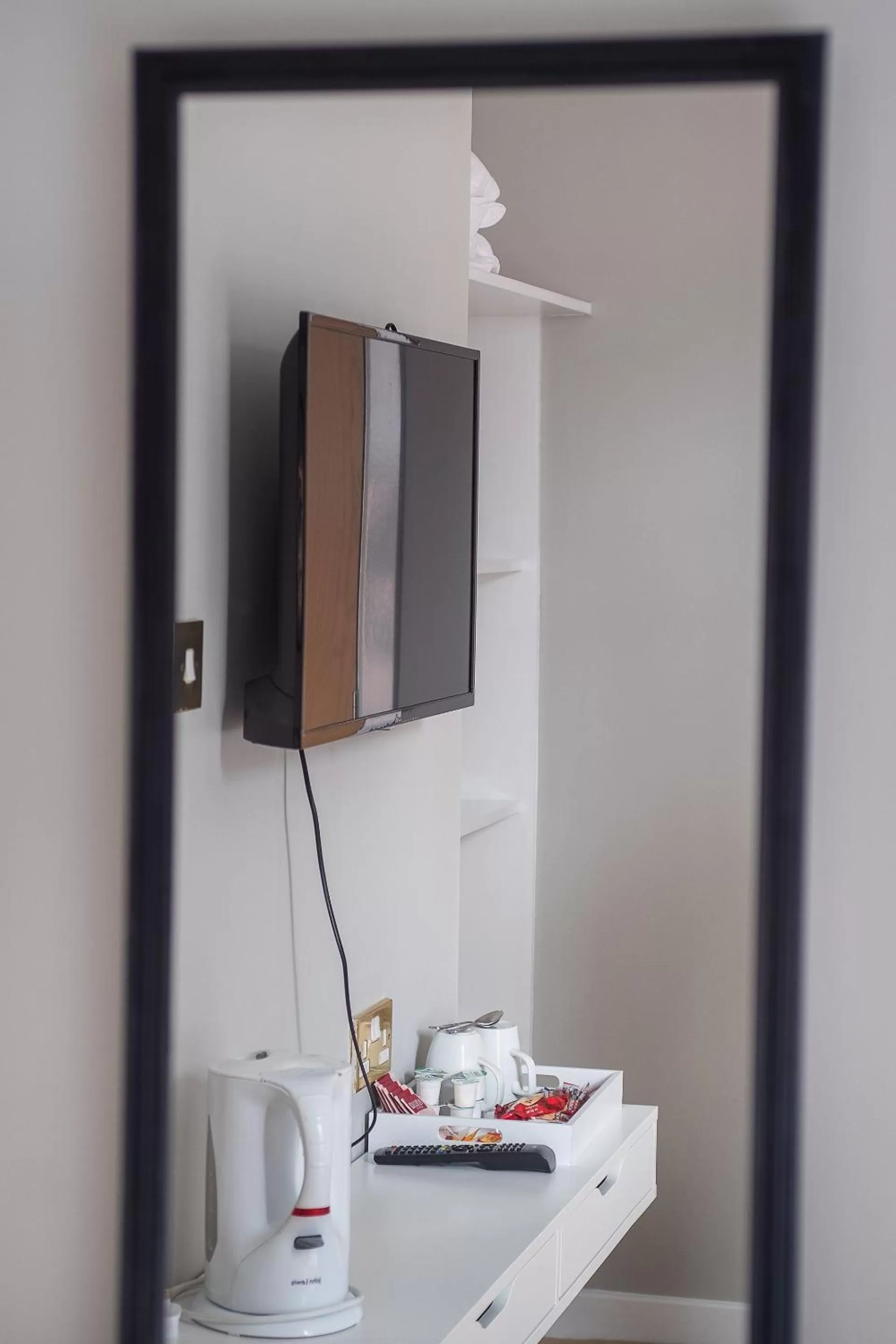 Bedroom in Airlie Arms Hotel