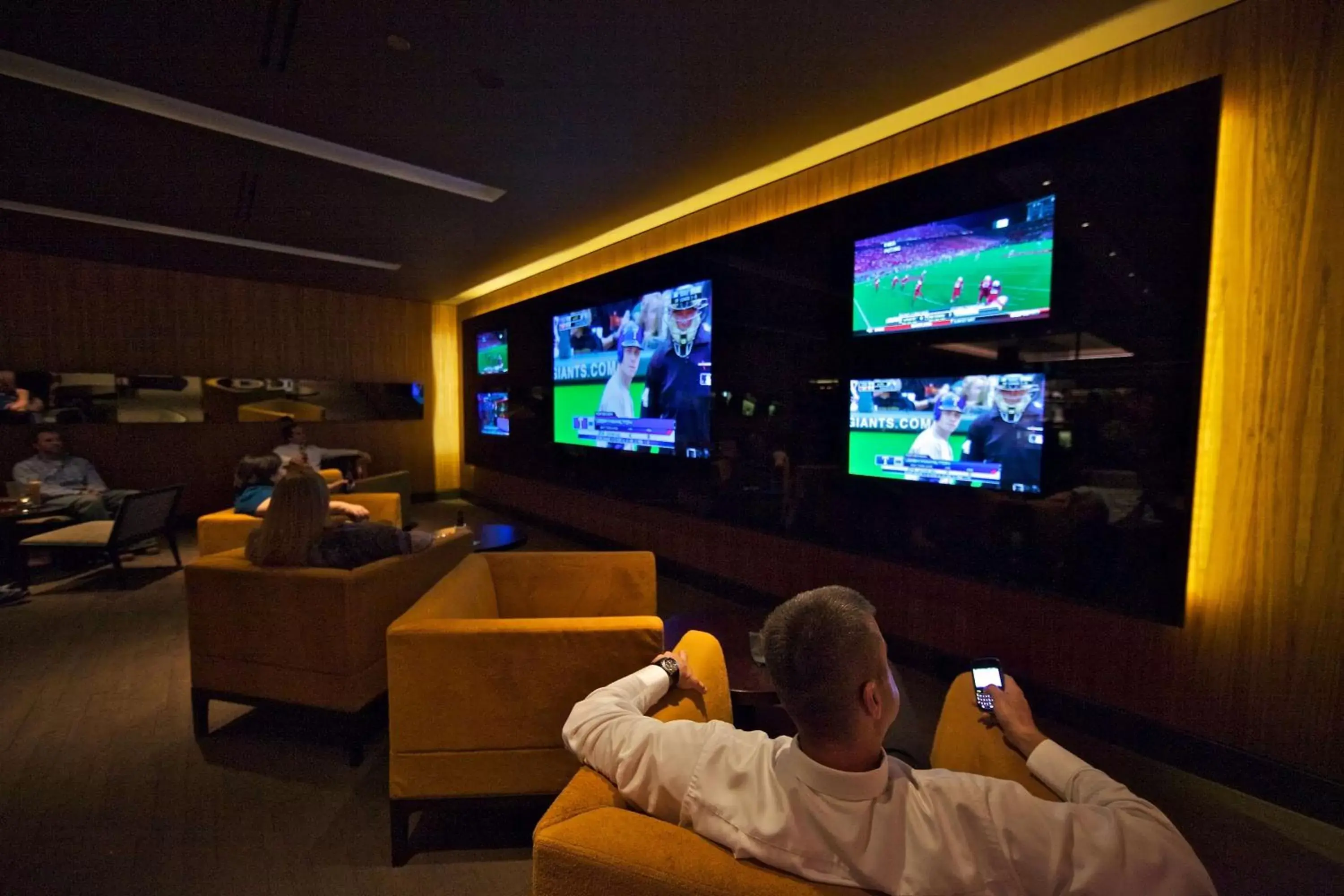 Lounge or bar, TV/Entertainment Center in Hilton Anatole