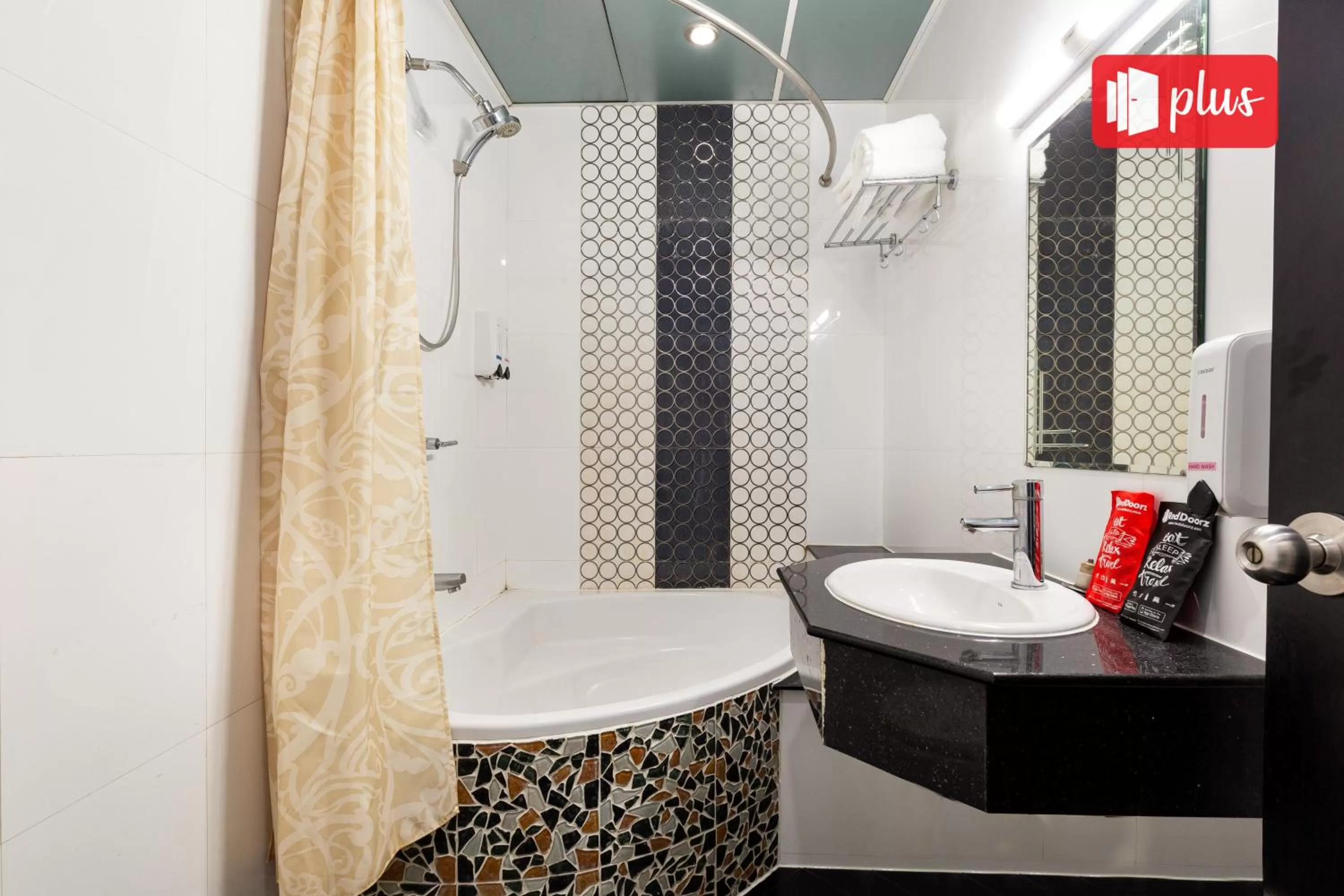 Bath in Saigon Pink Hotel