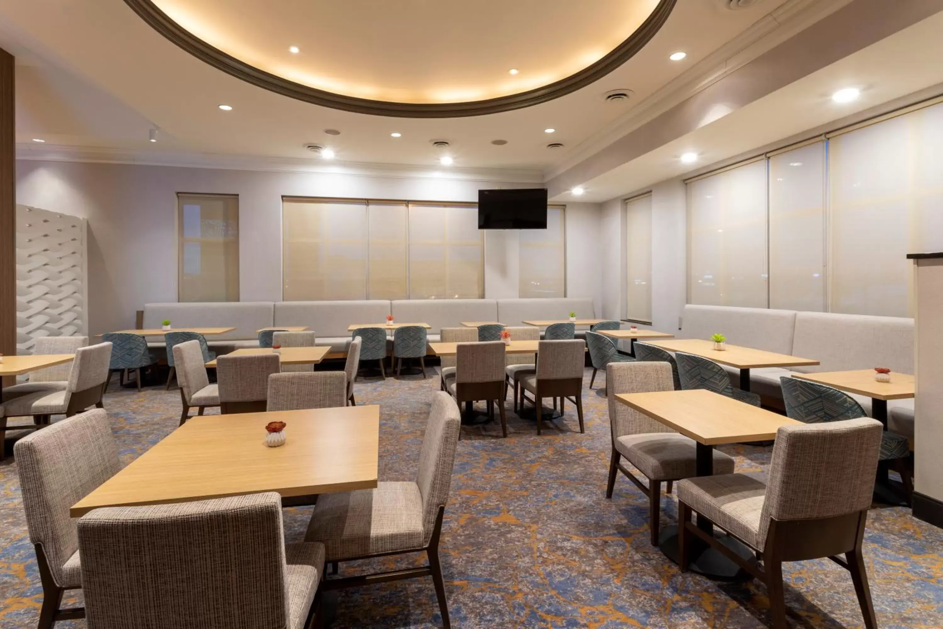 Restaurant/Places to Eat in Holiday Inn Hotel & Suites Maple Grove Northwest Minneapolis-Arbor Lakes, an IHG Hotel