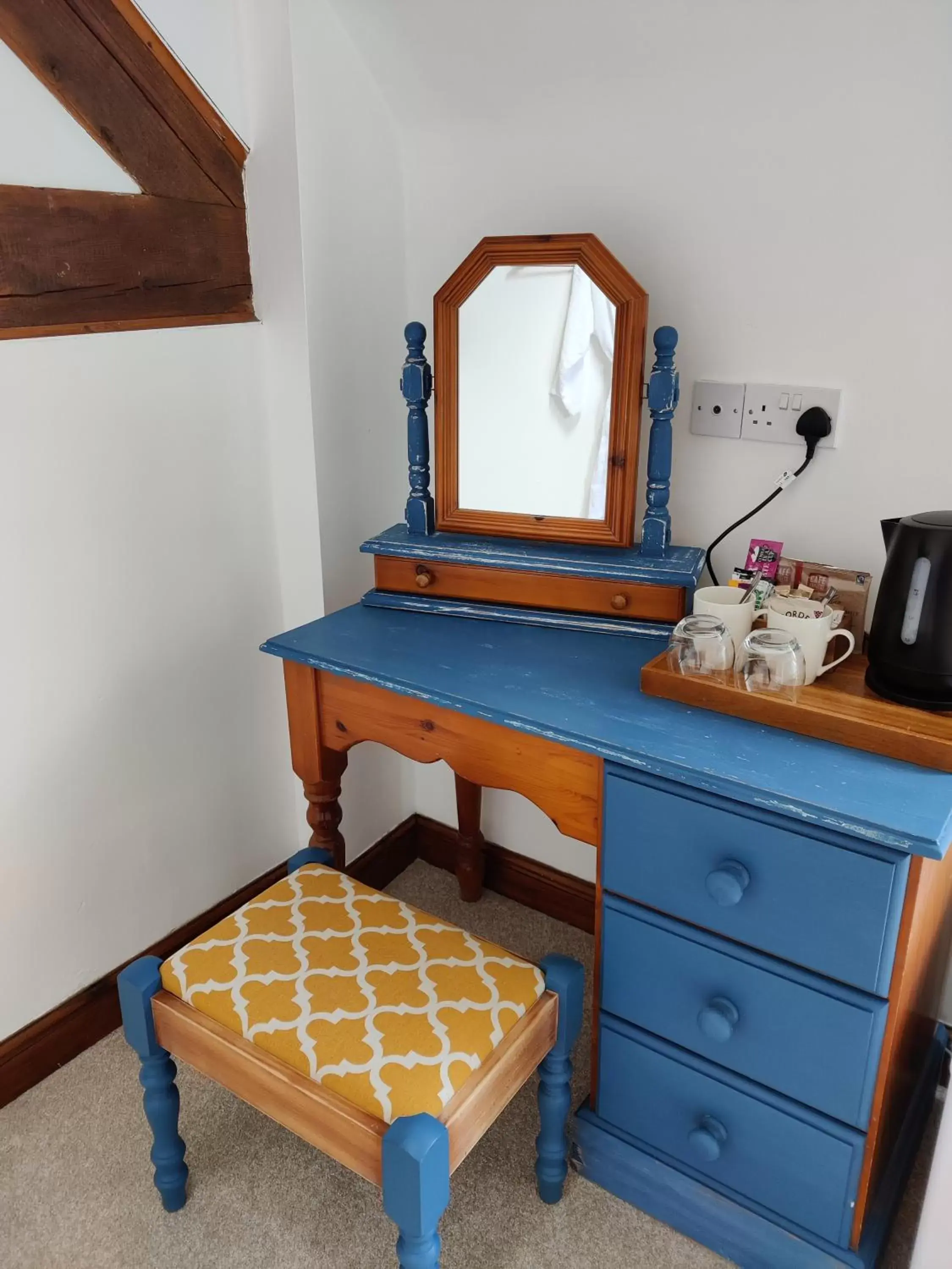 Coffee/tea facilities in White Horse Inn