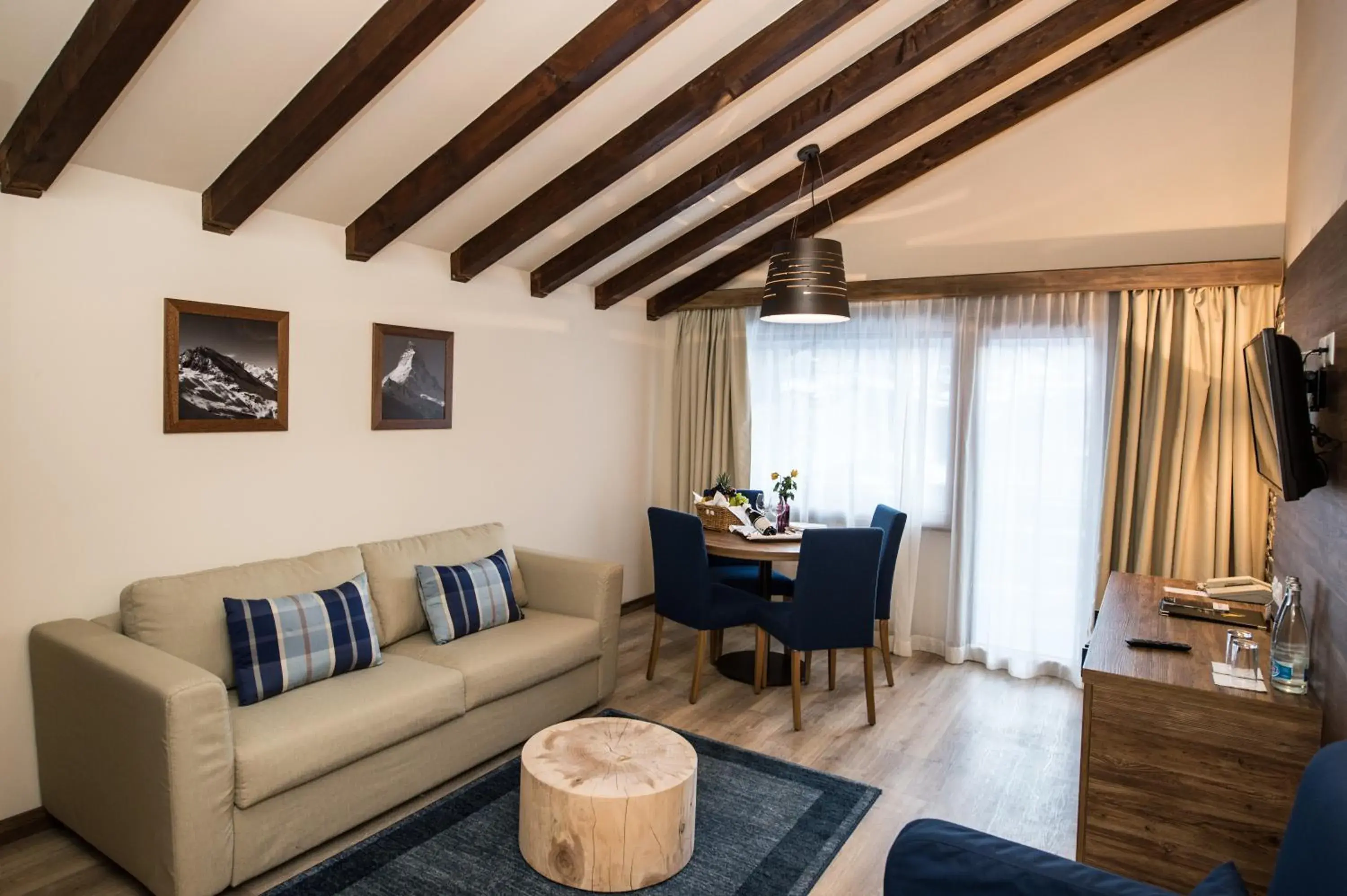 Photo of the whole room, Seating Area in Hotel Ambassador Zermatt