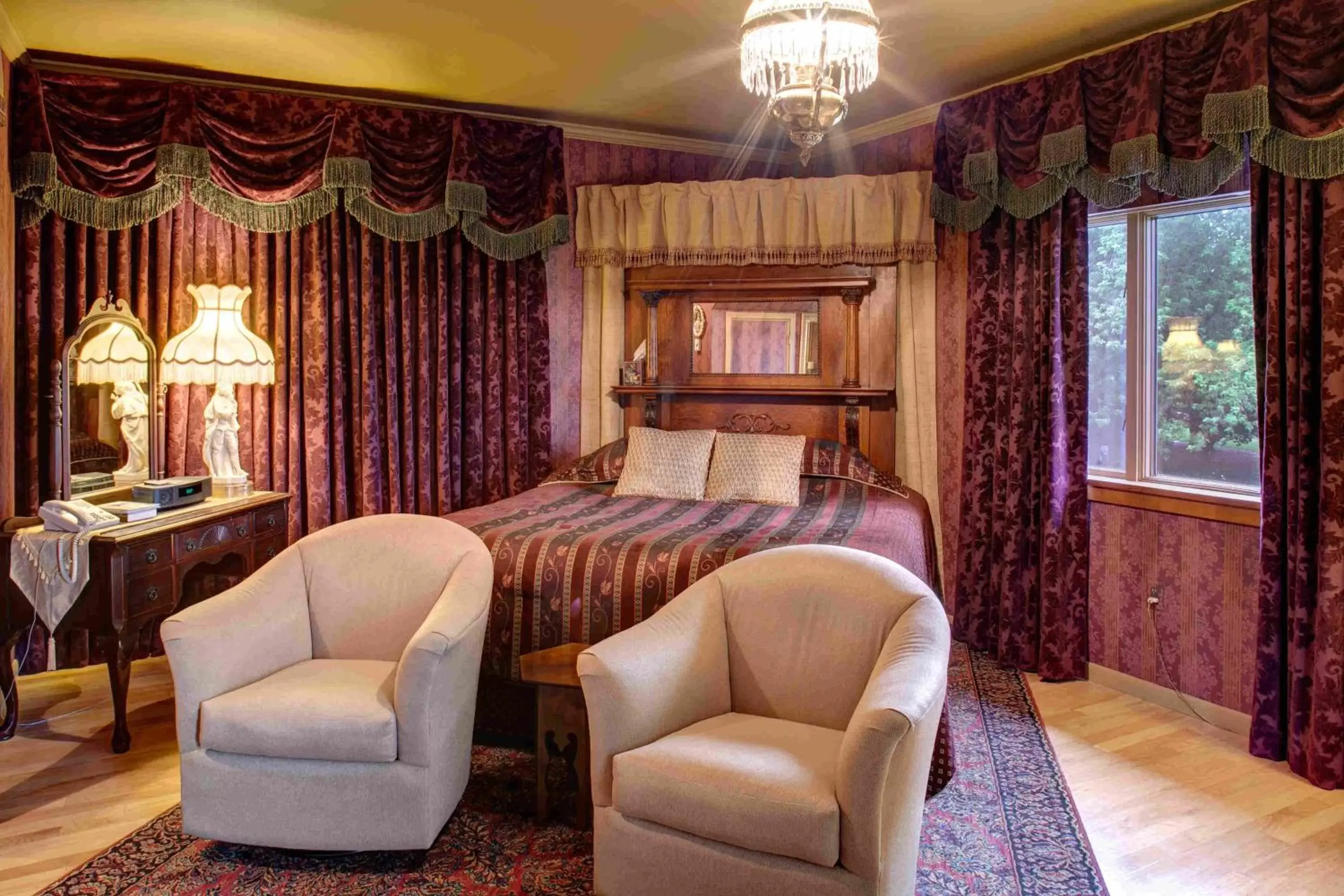 Suite with Balcony in Twin Pine Manor Suite with Balcony in Twin Pine Manor