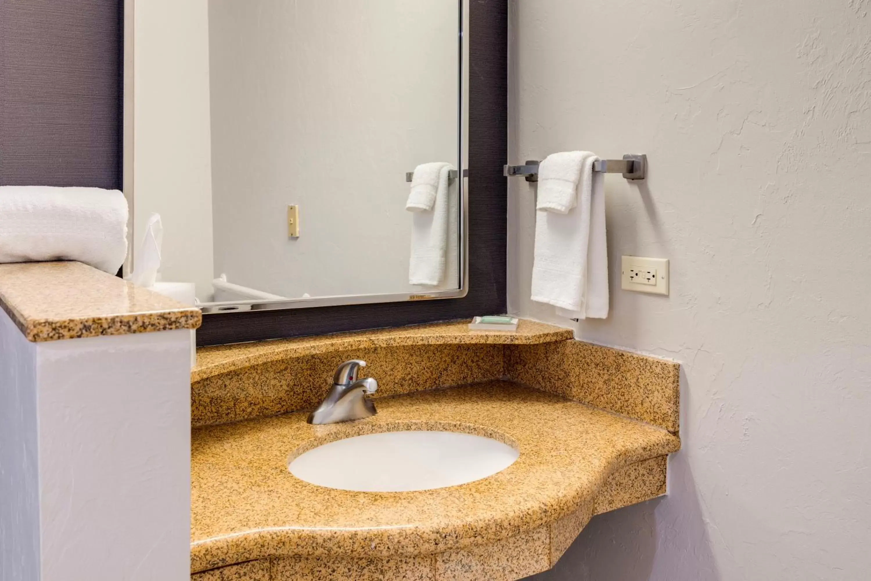 Bathroom in Courtyard by Marriott Oklahoma City North/Quail Springs