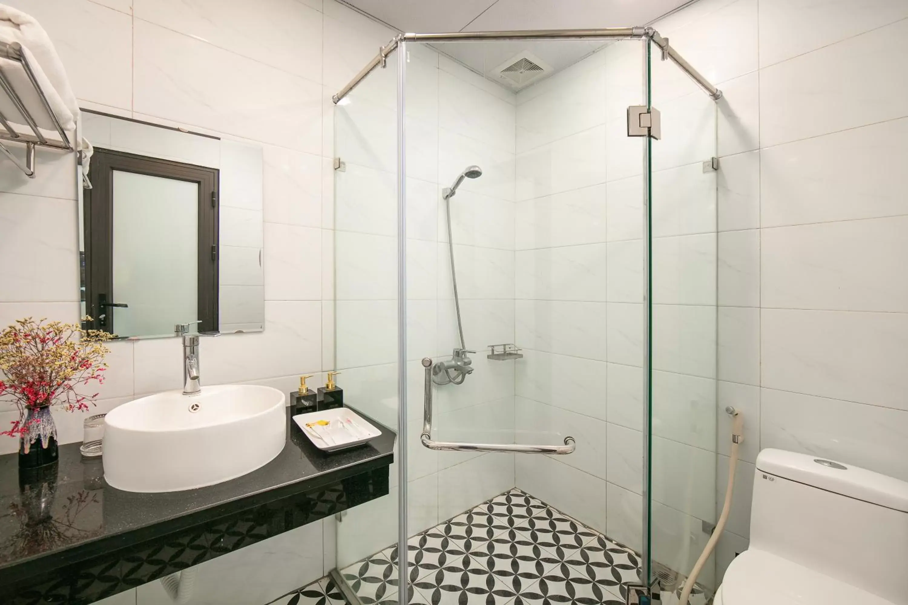 Shower, Bathroom in Dream Central Hotel