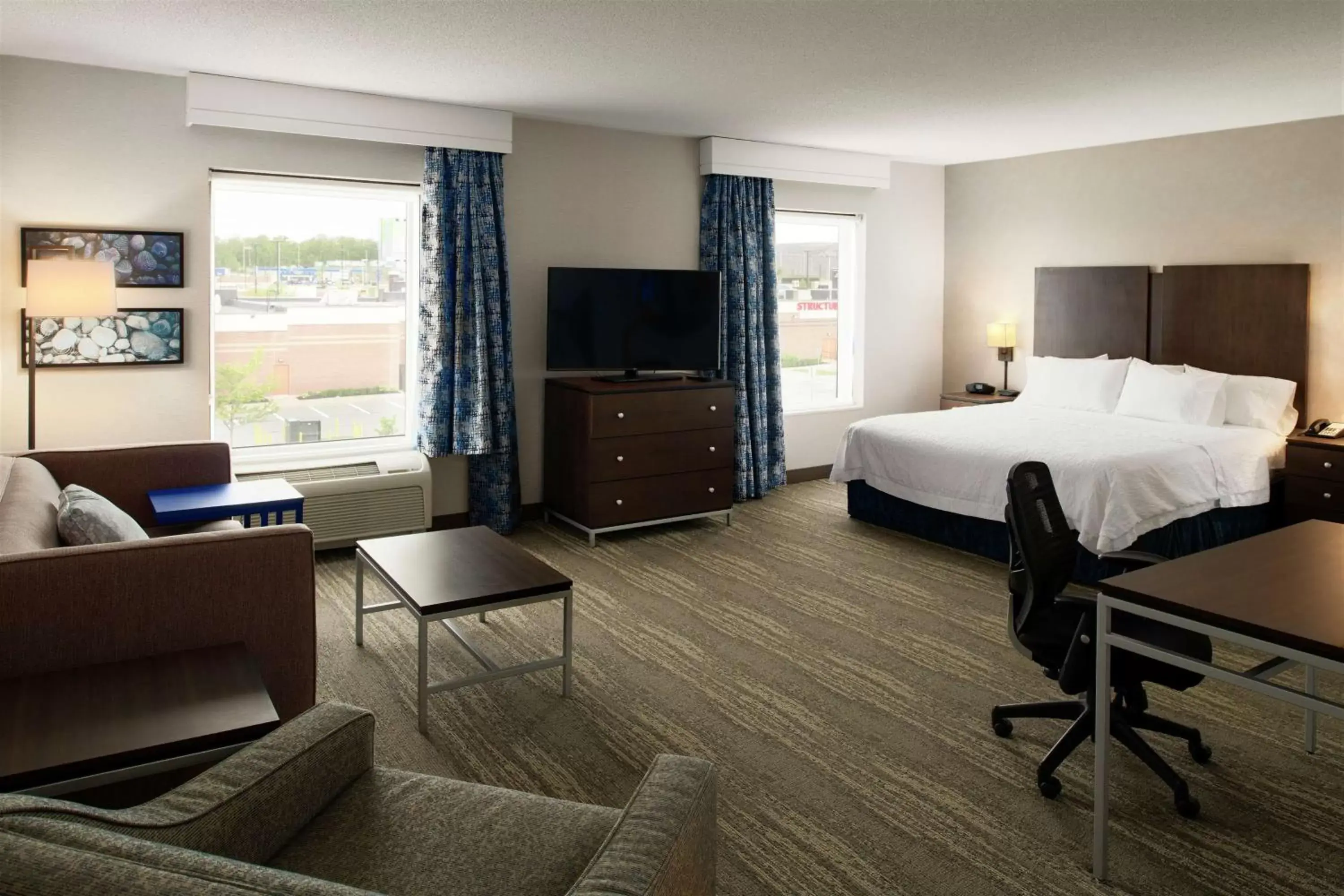 Living room, TV/Entertainment Center in Hampton Inn & Suites by Hilton Dartmouth - Halifax