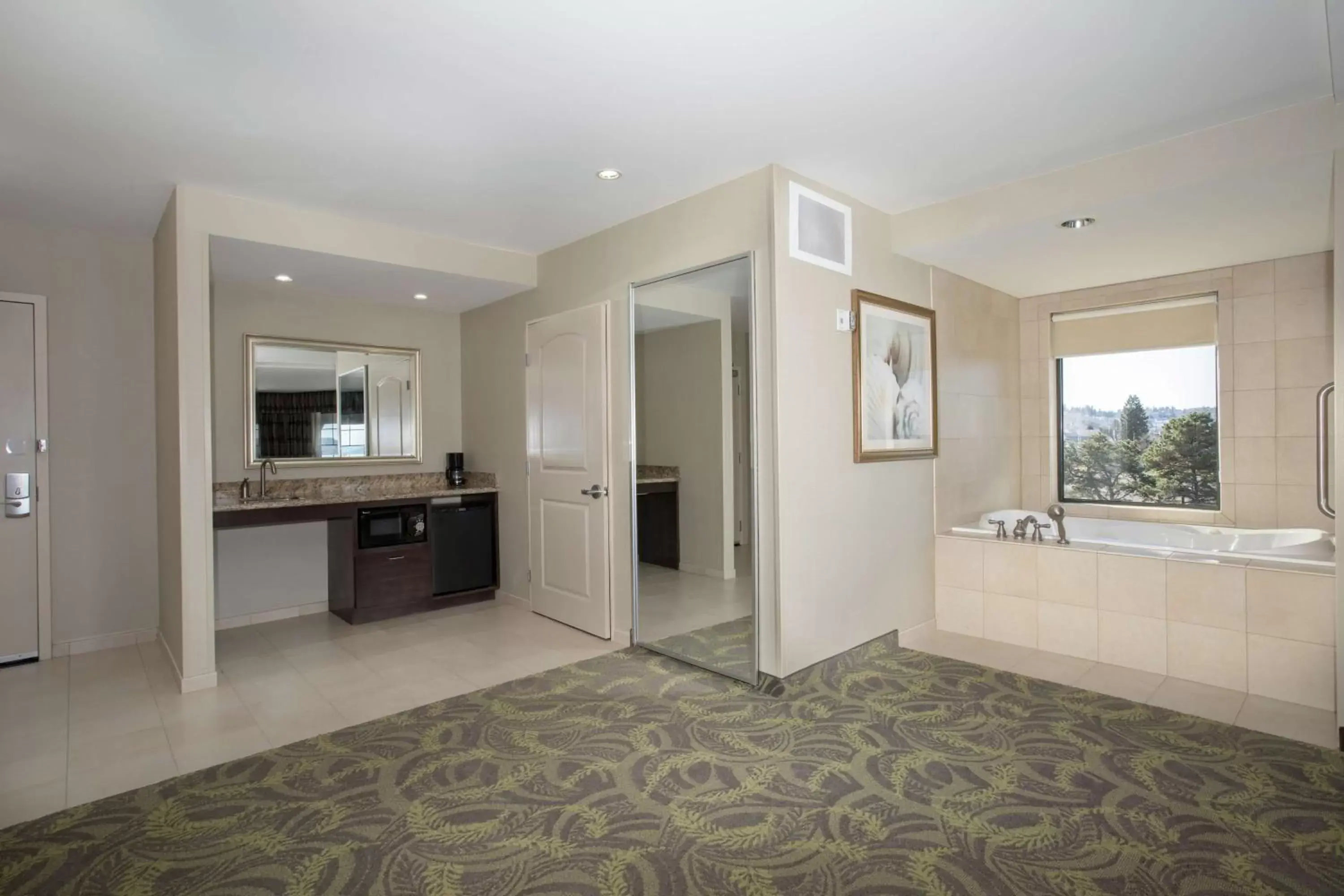Bathroom, Kitchen/Kitchenette in Hampton Inn & Suites Astoria