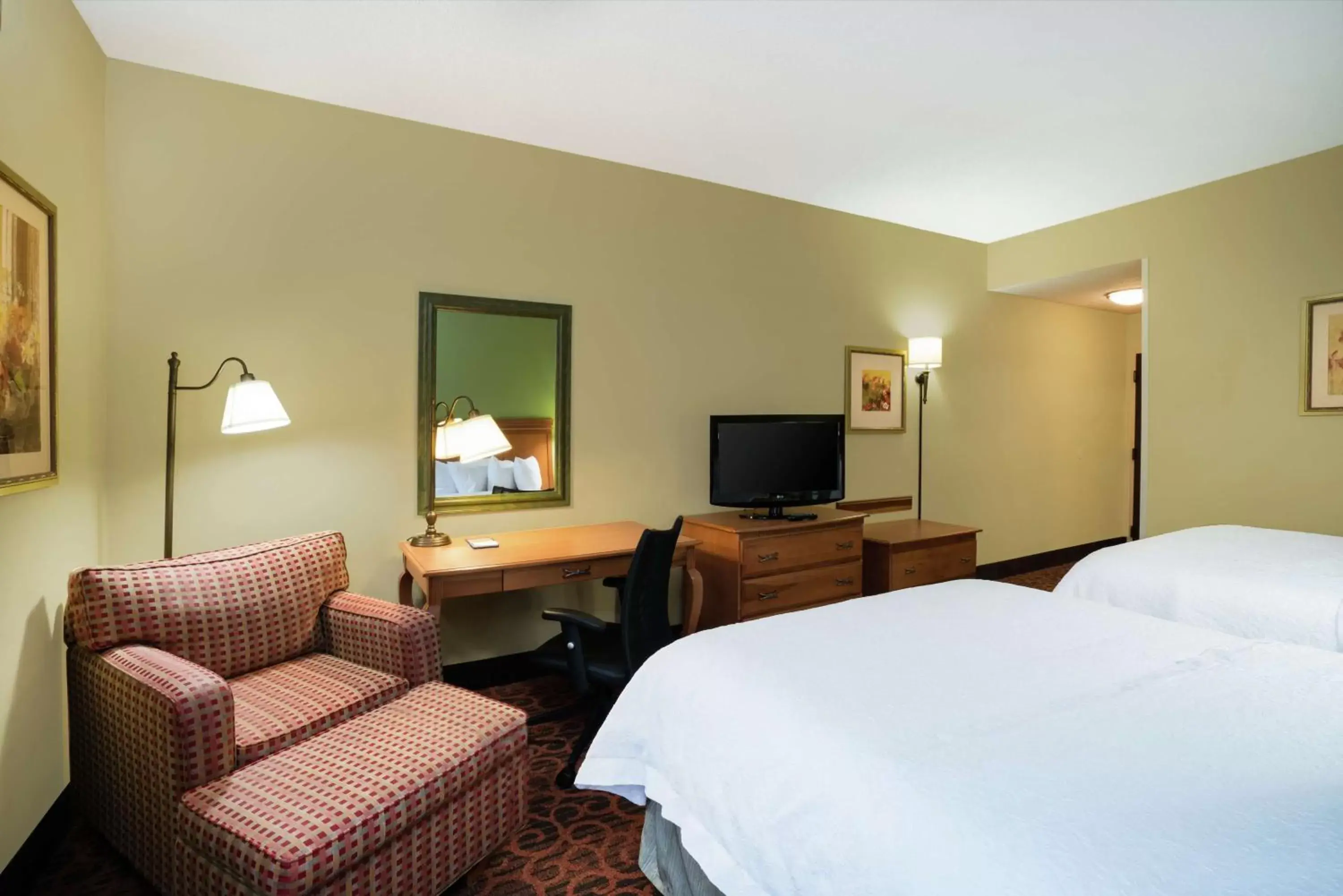 Bedroom, TV/Entertainment Center in Hampton Inn Bardstown