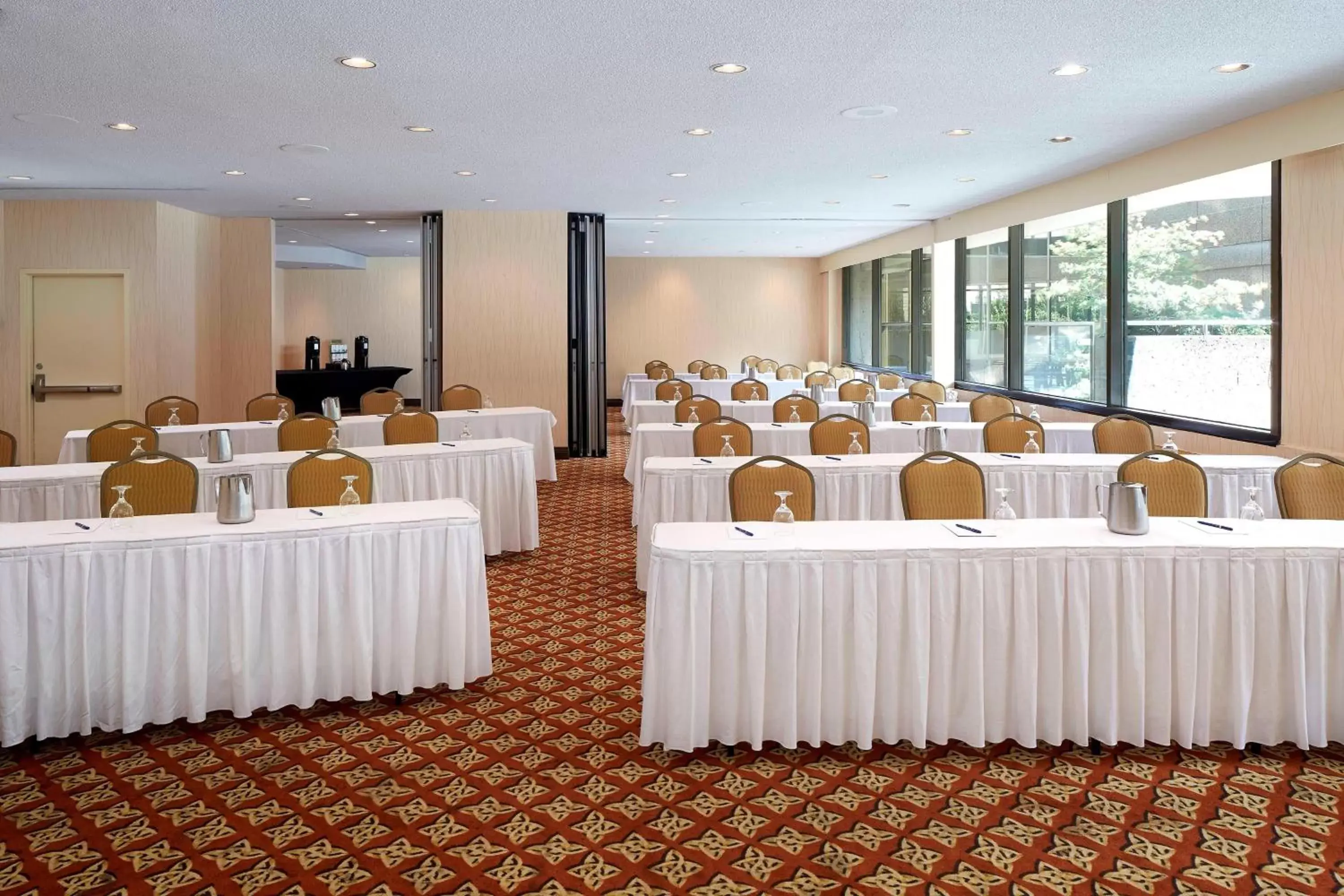 Meeting/conference room in Delta Hotels by Marriott Quebec