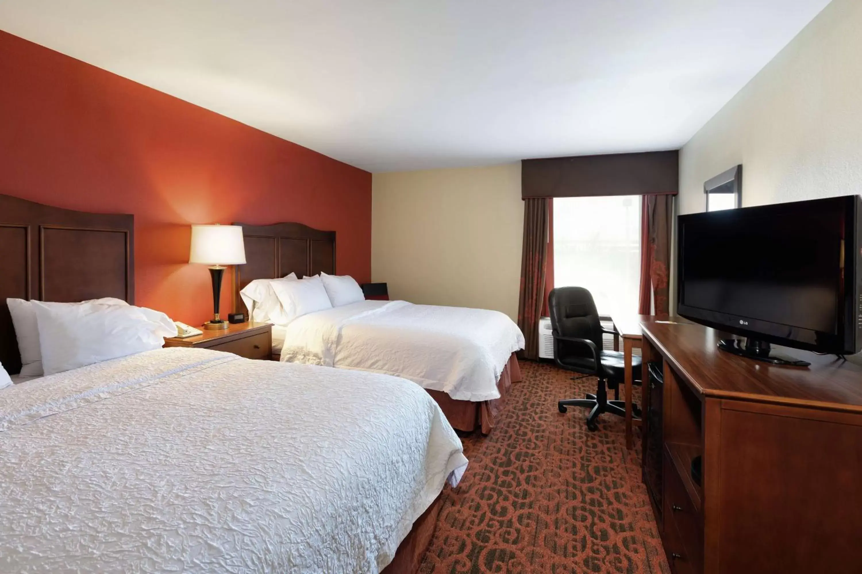 Bedroom, TV/Entertainment Center in Hampton Inn Houma