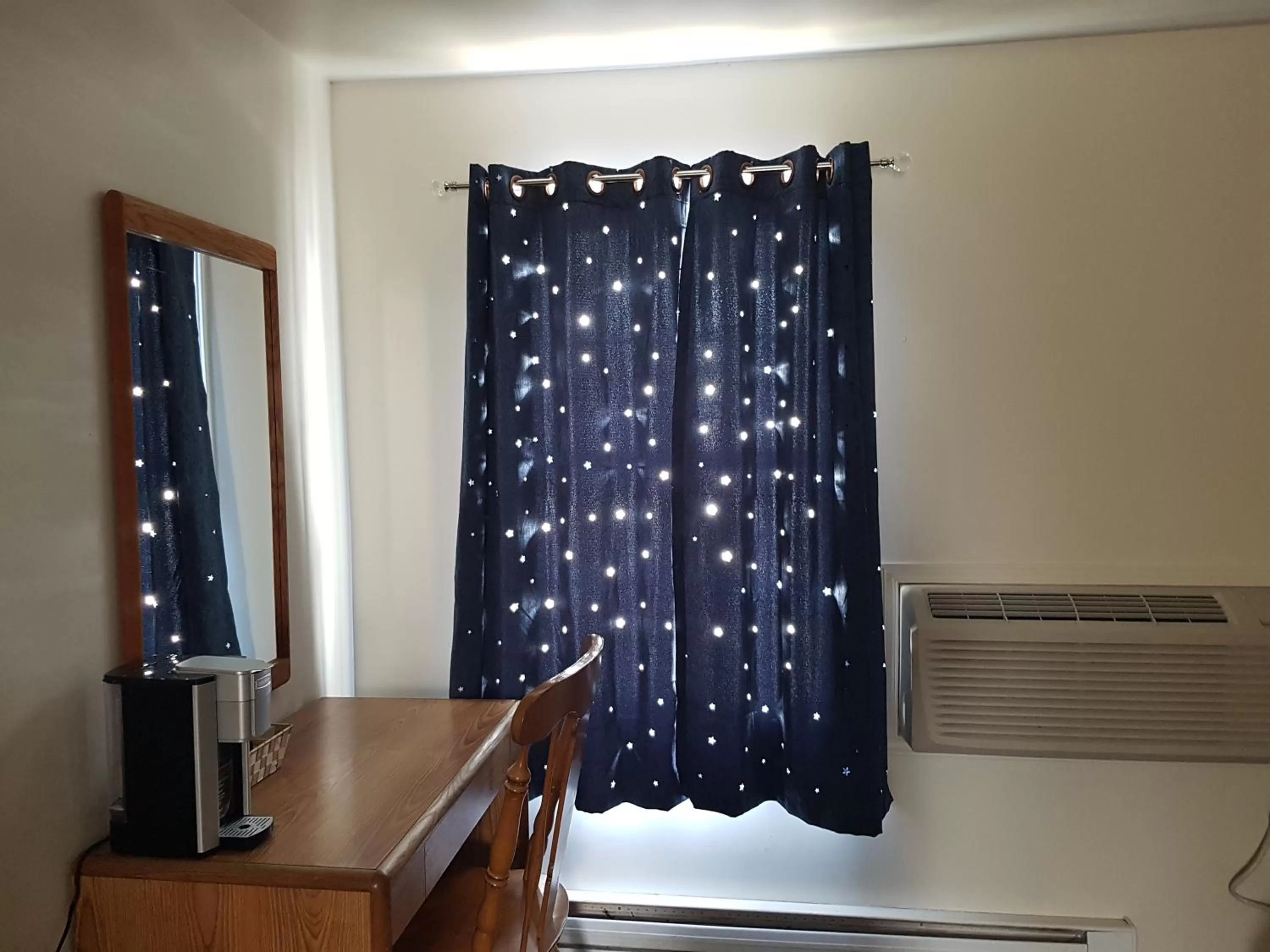 TV/Entertainment Center in Covered Bridge Inn & Suites