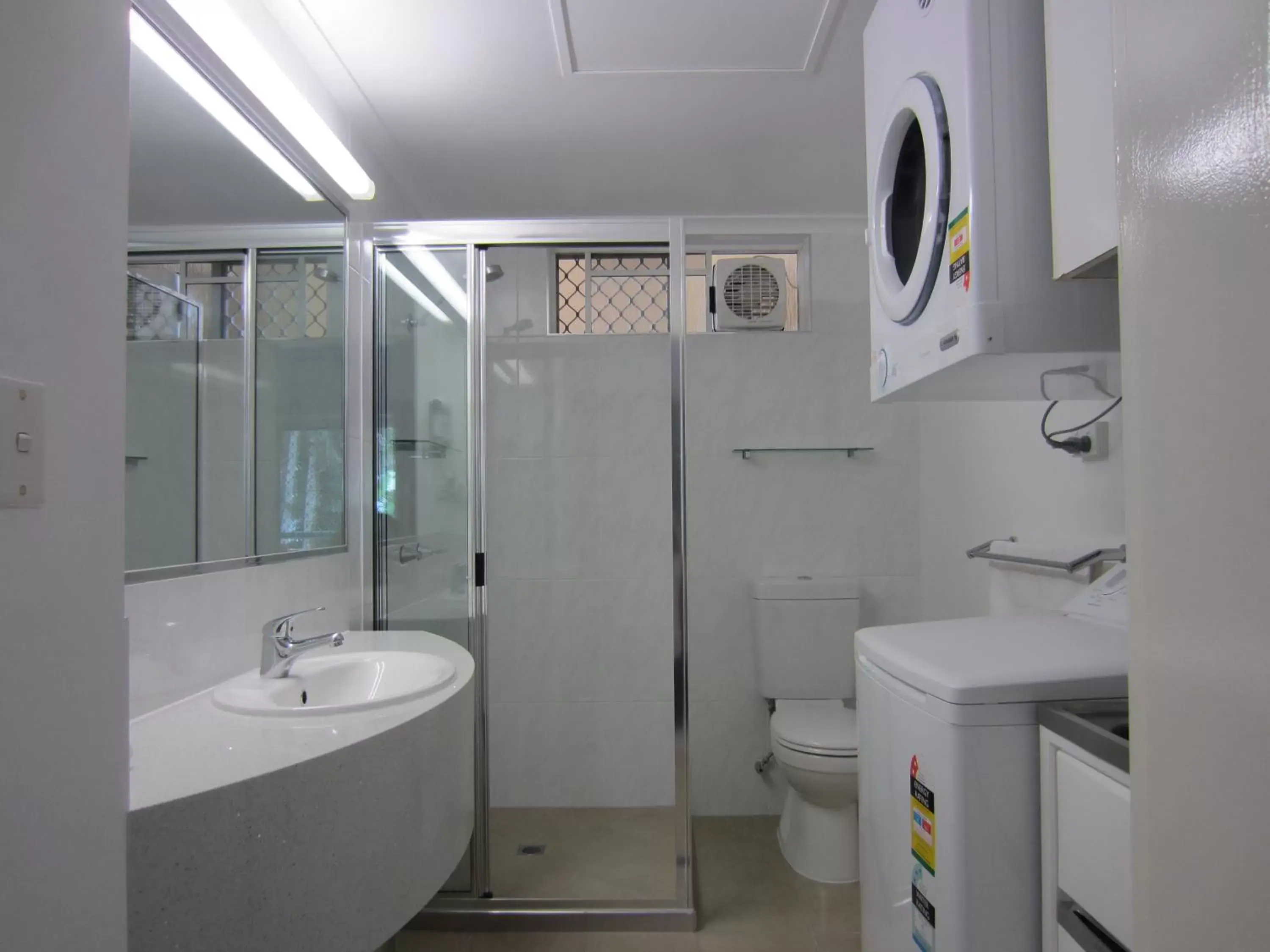 Shower, Bathroom in Tradewinds McLeod Holiday Apartments