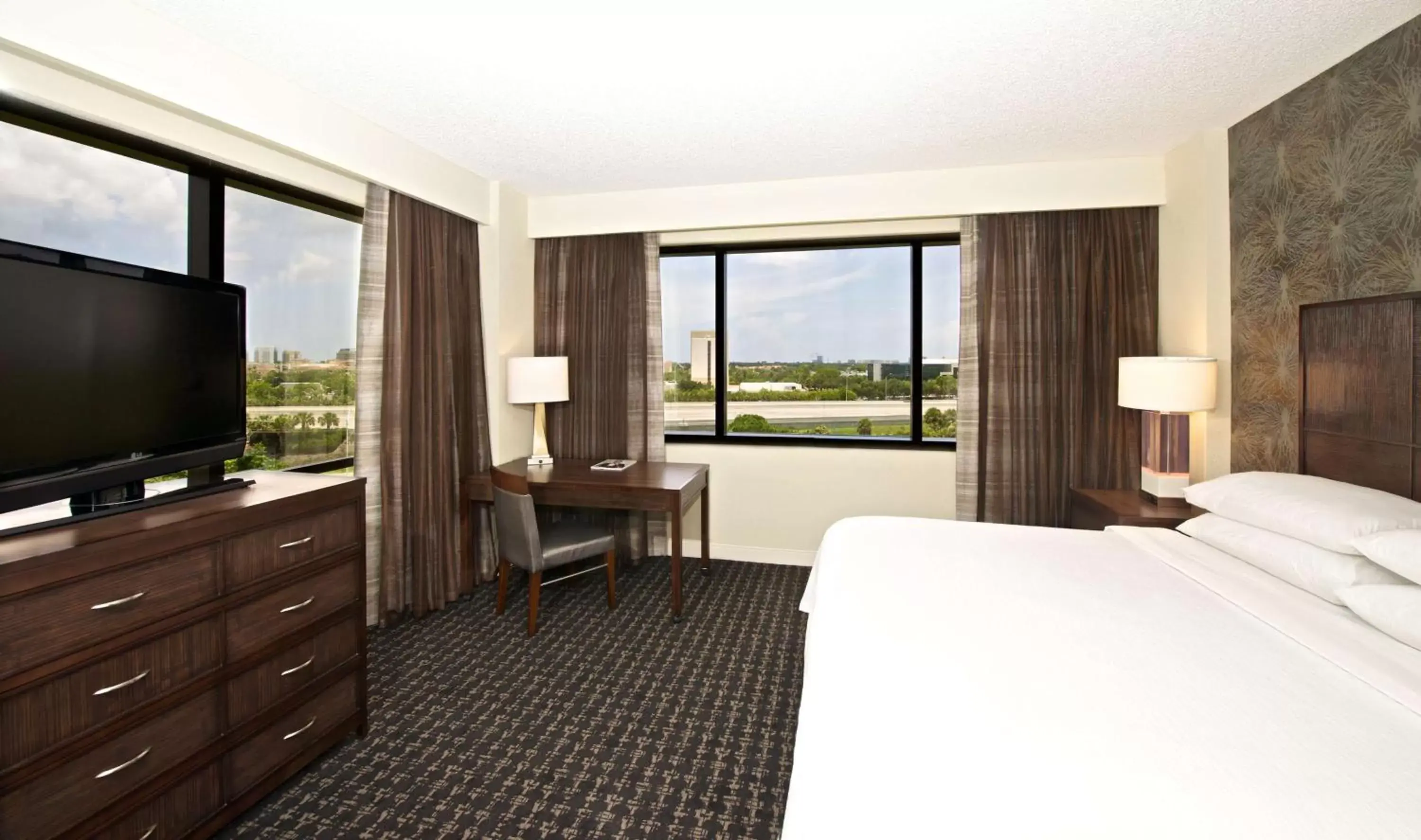 Bed, TV/Entertainment Center in Embassy Suites by Hilton Palm Beach Gardens PGA Boulevard