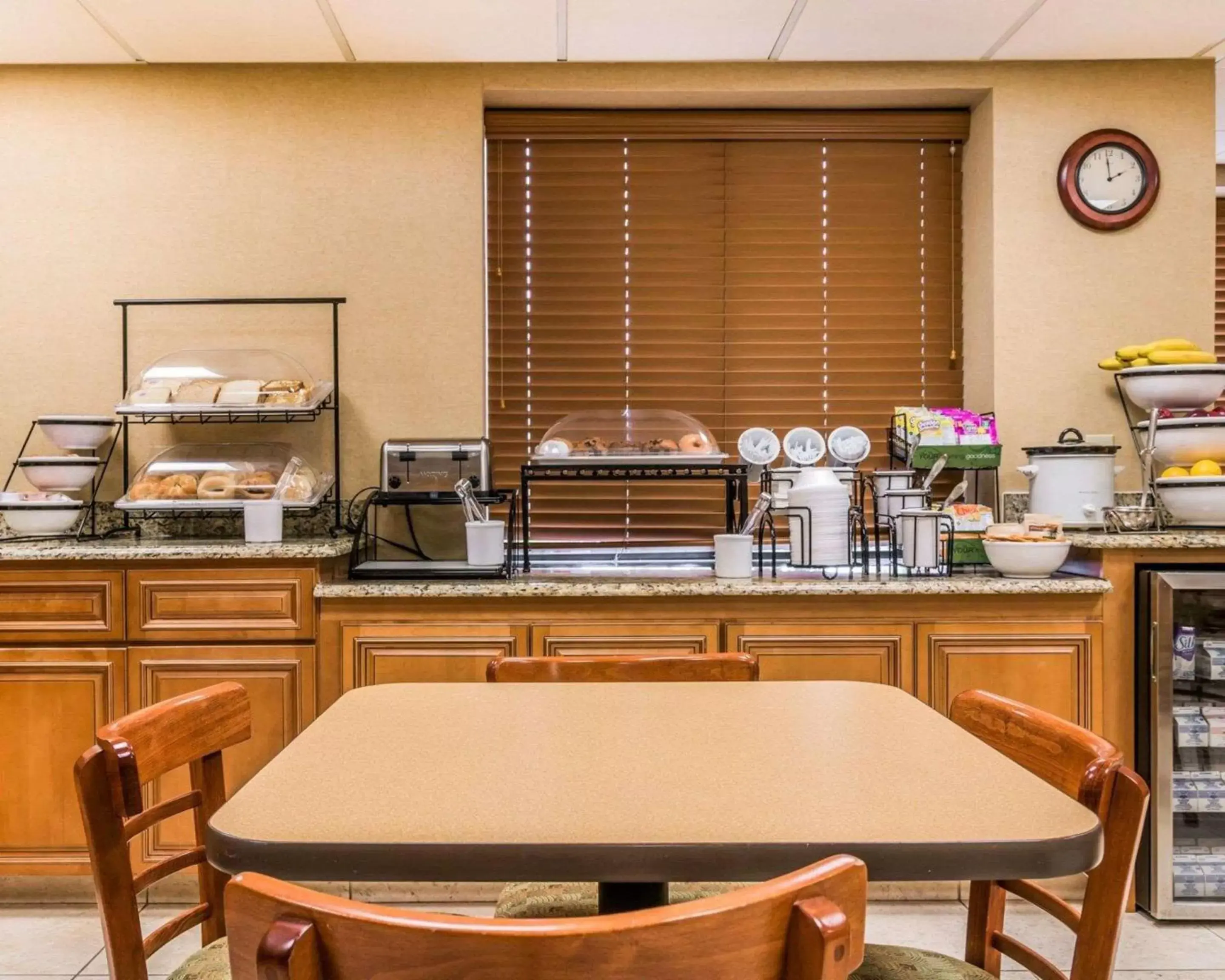 Restaurant/Places to Eat in Comfort Inn Utica